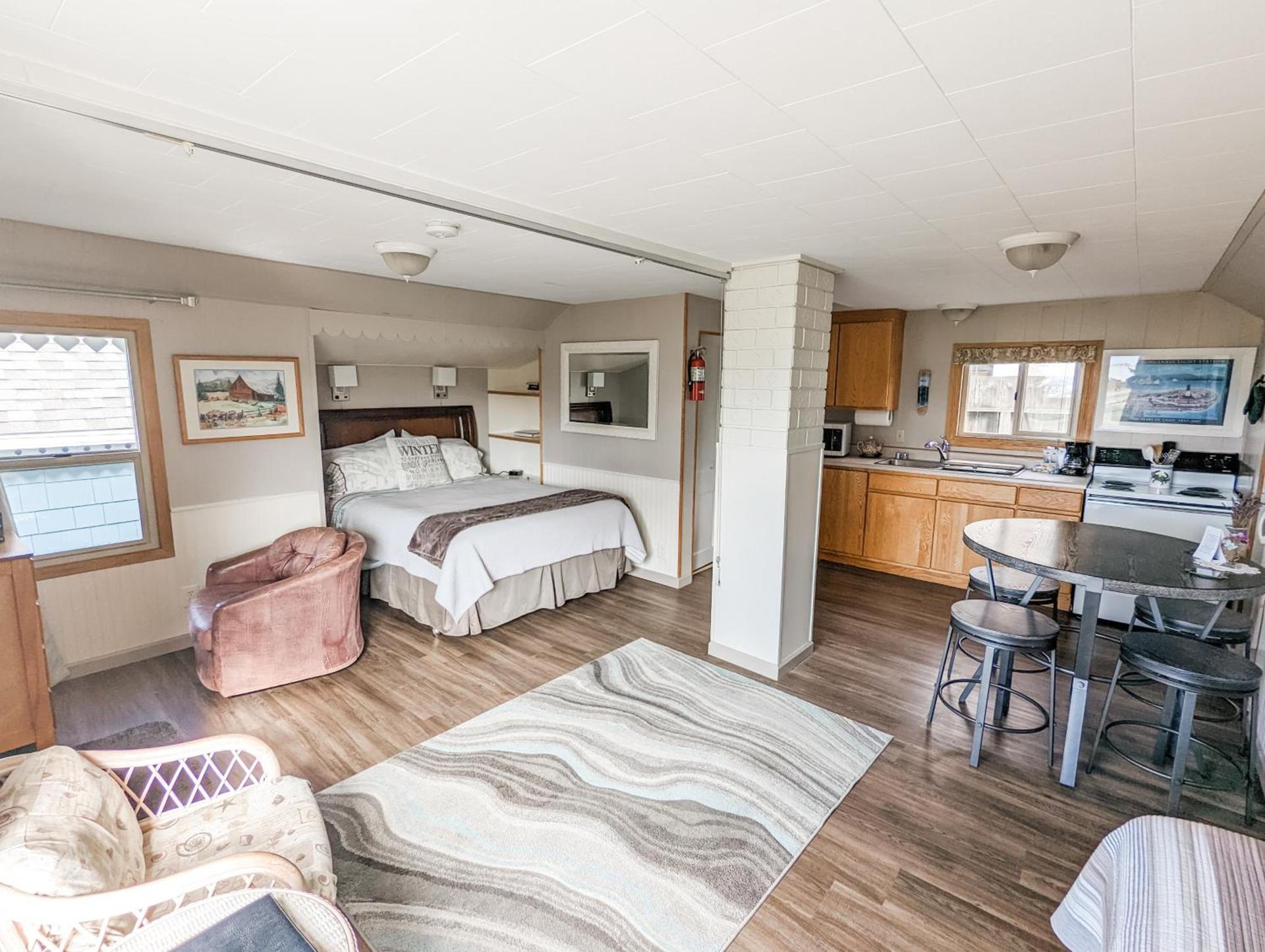 Juan de Fuca Waterfront Hotel & Cottages photo 44