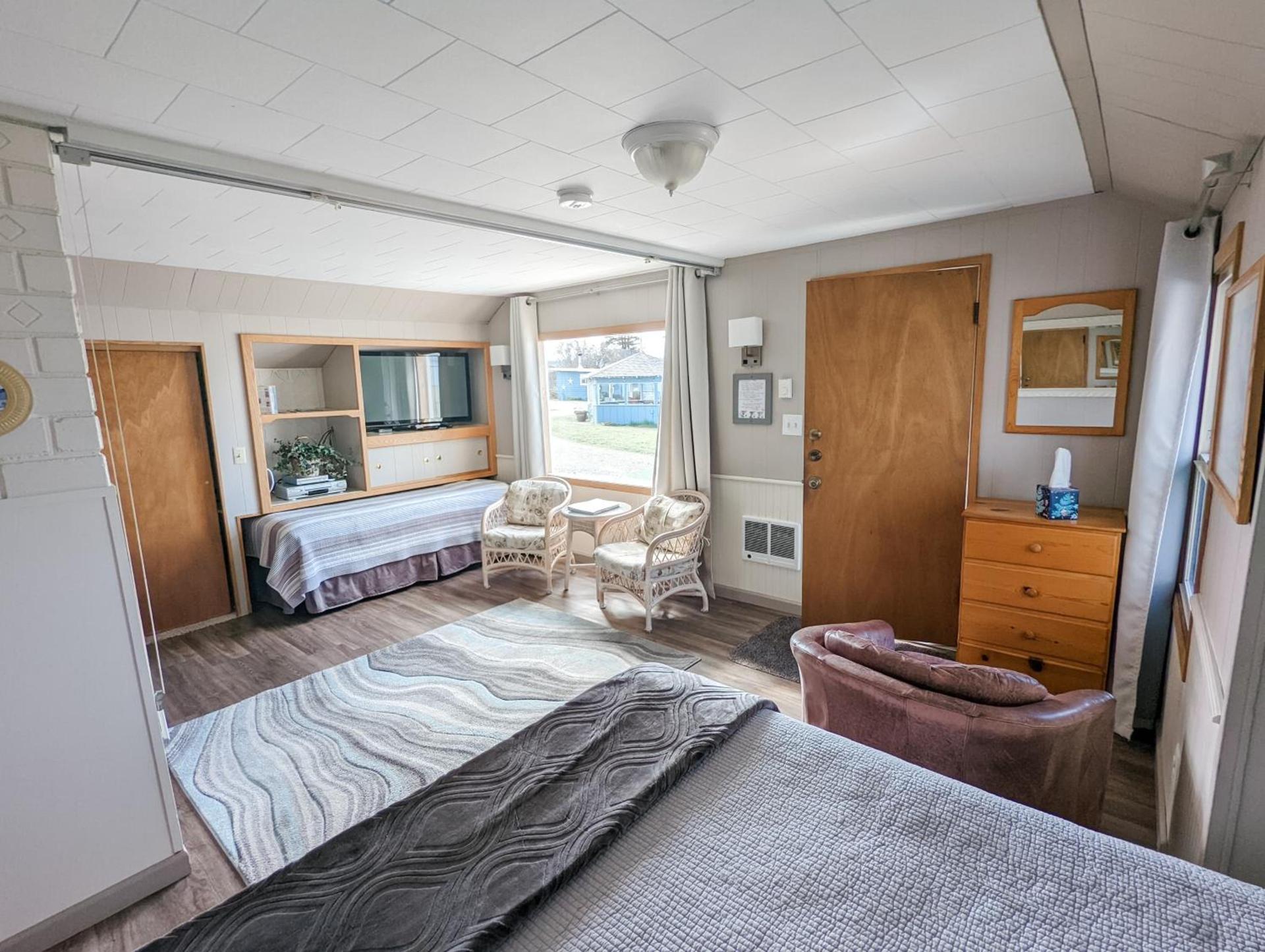 Juan de Fuca Waterfront Hotel & Cottages photo 45