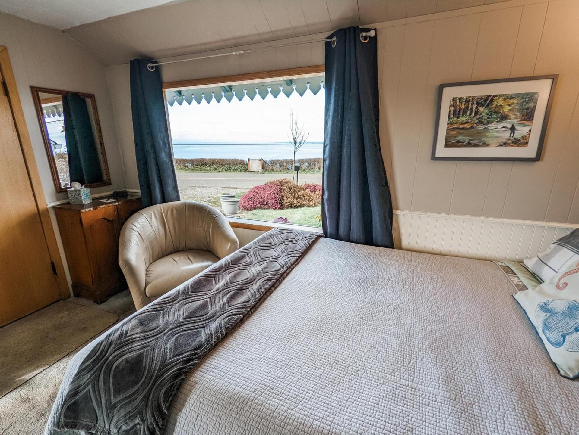 Juan de Fuca Waterfront Hotel & Cottages photo 51