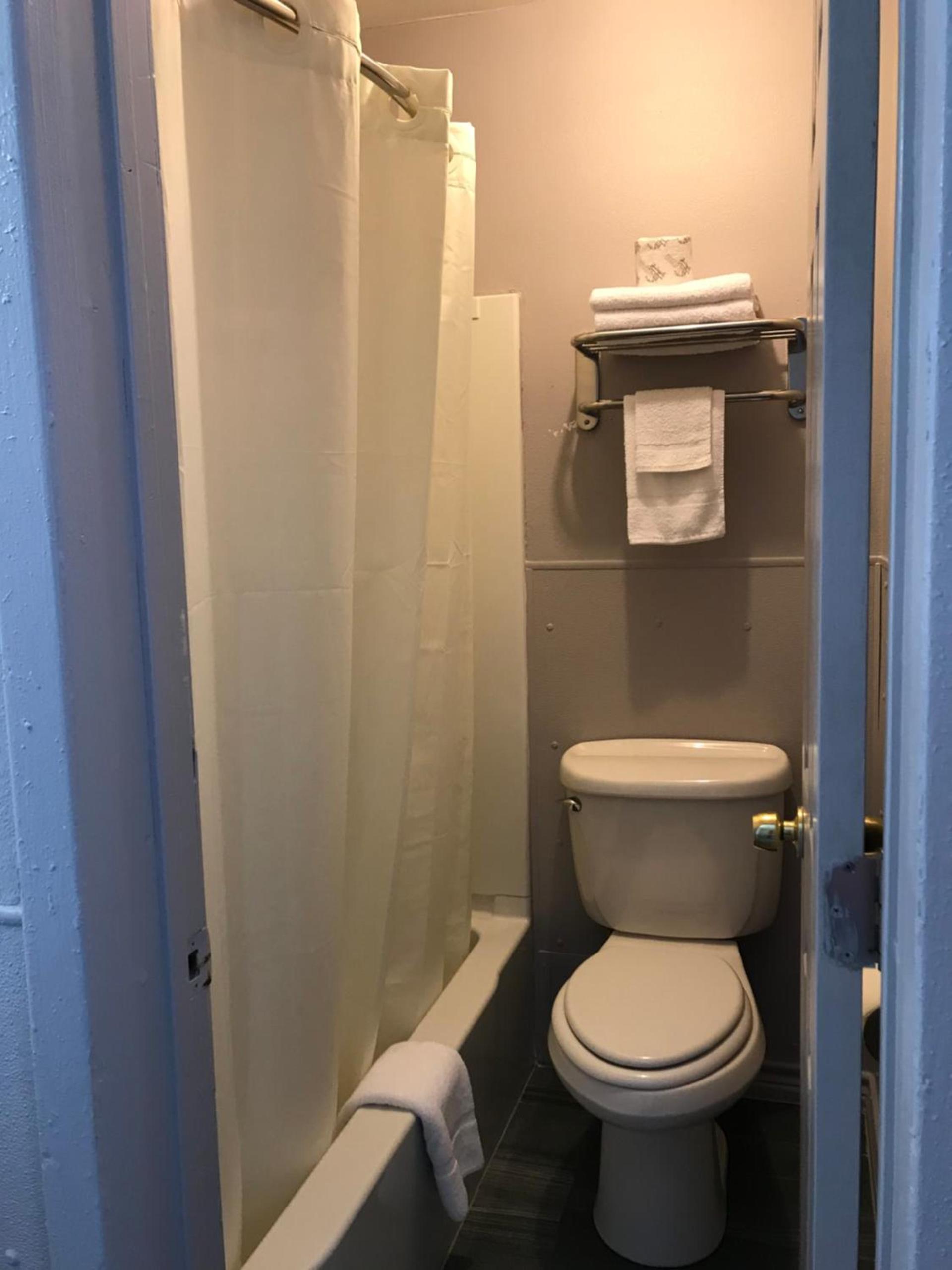 Budget Inn & Suites photo 24