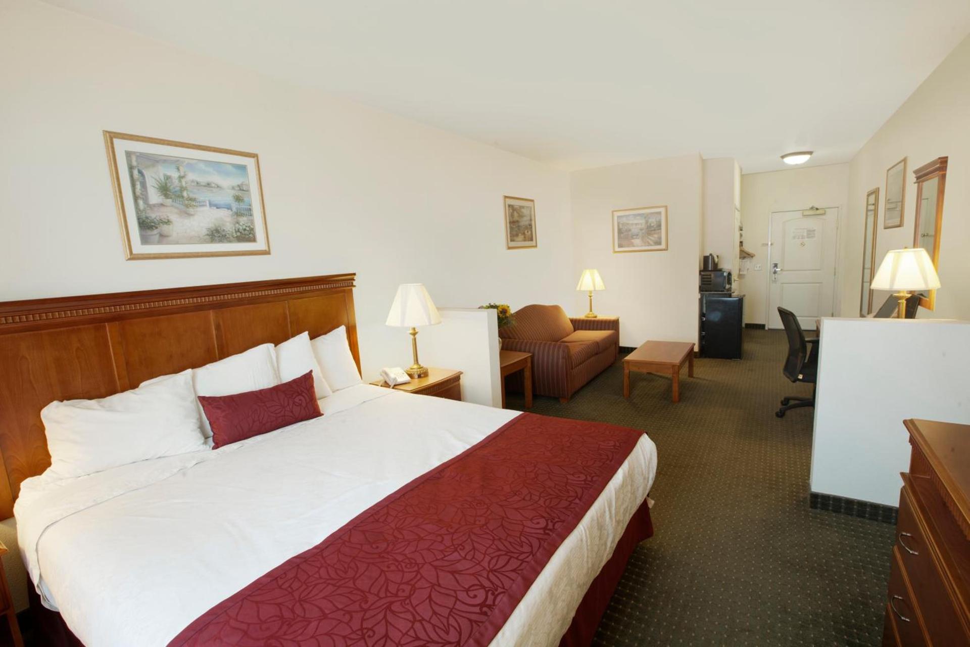 Best Western Plus Lake Elsinore Inn & Suites photo 10
