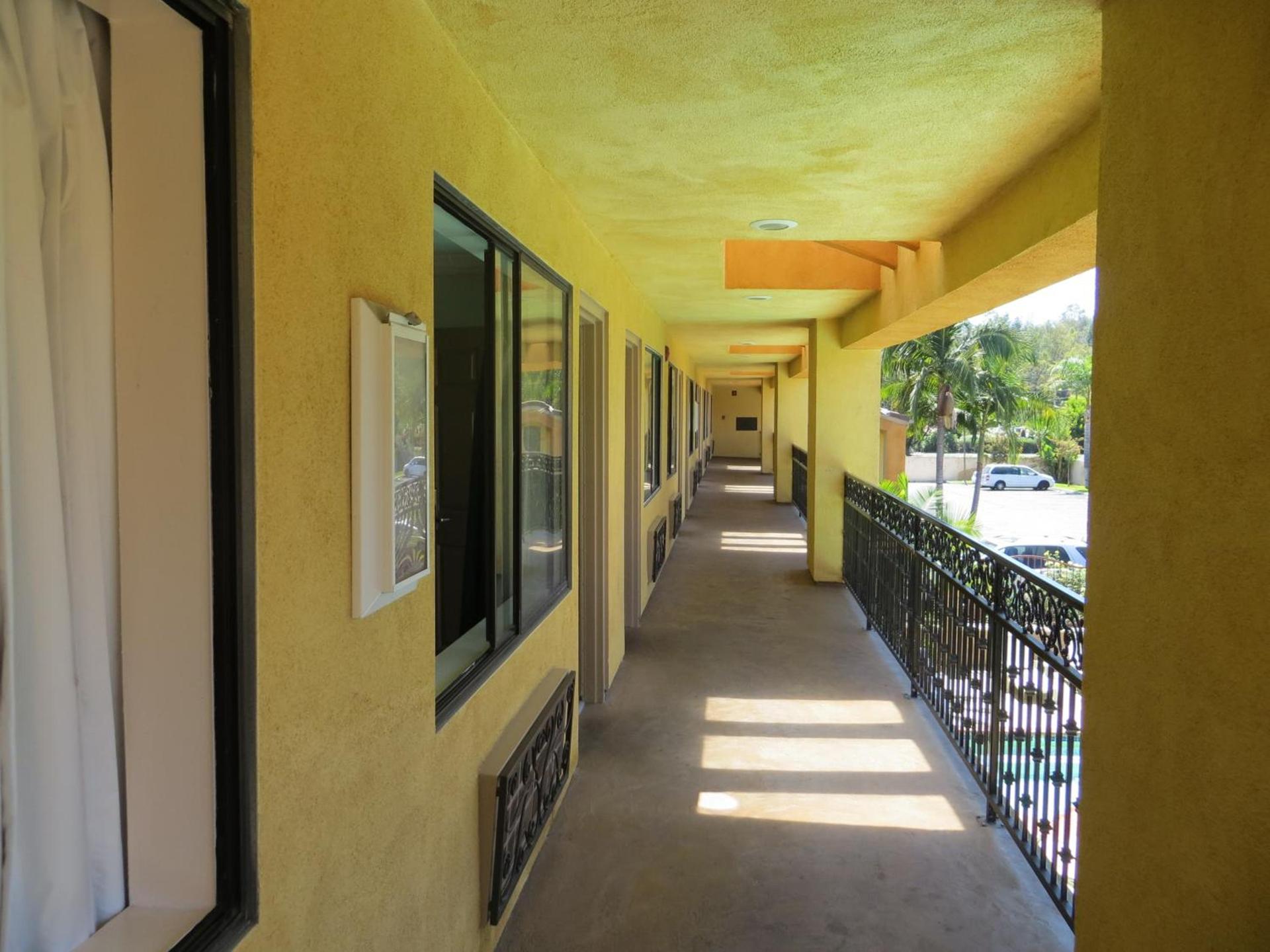 Azusa Inn photo 11