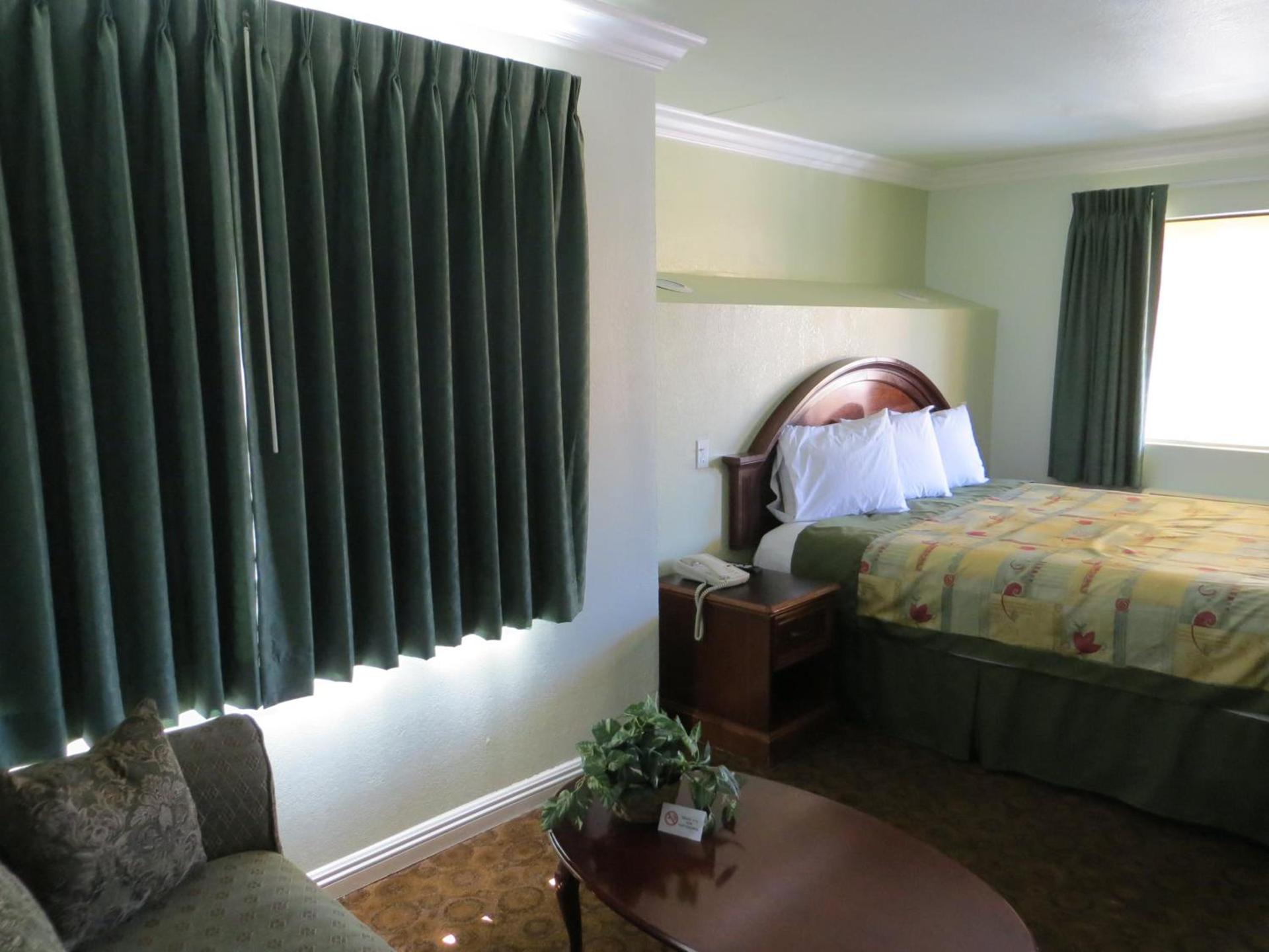 Azusa Inn photo 25