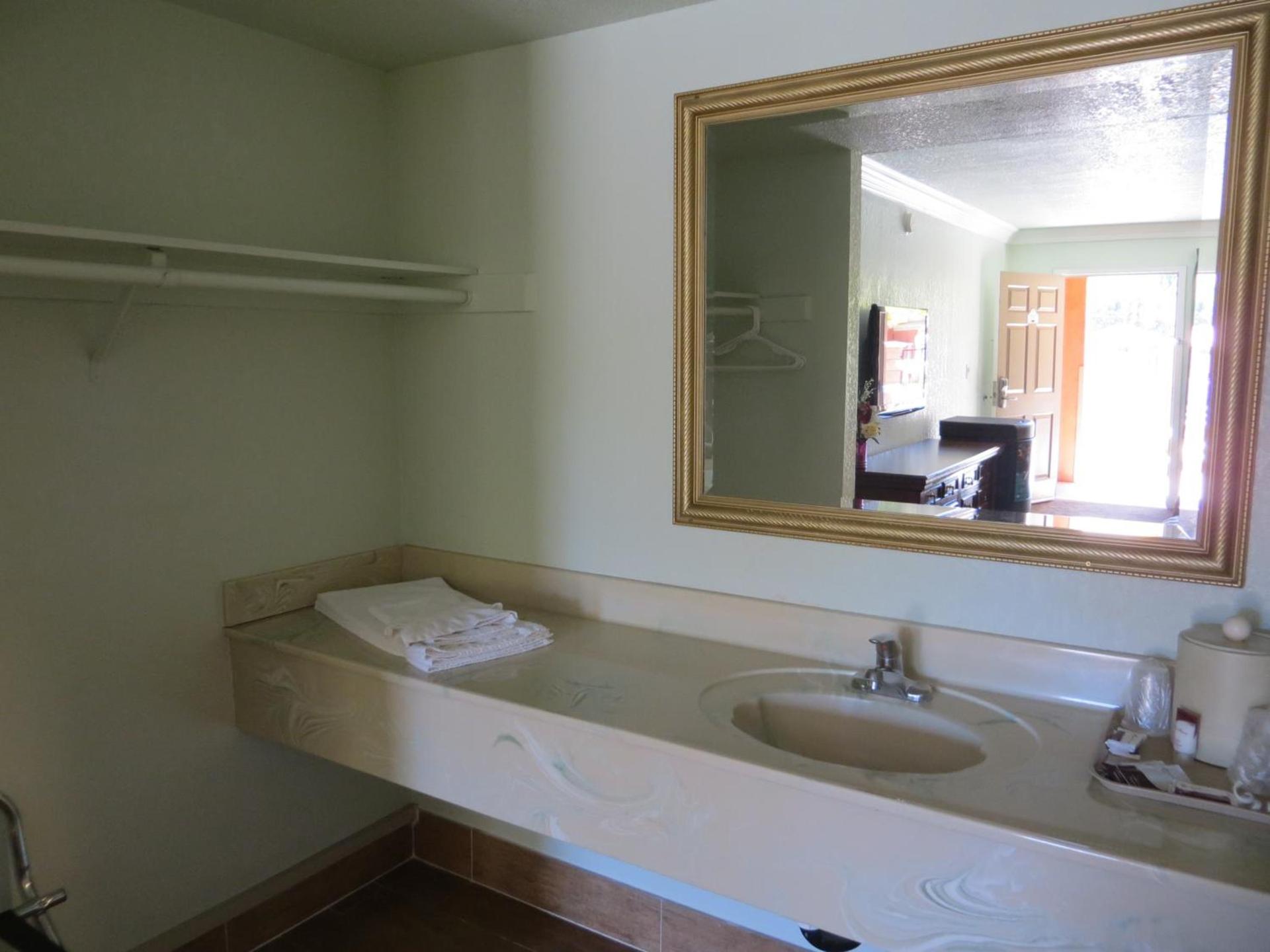 Azusa Inn photo 35