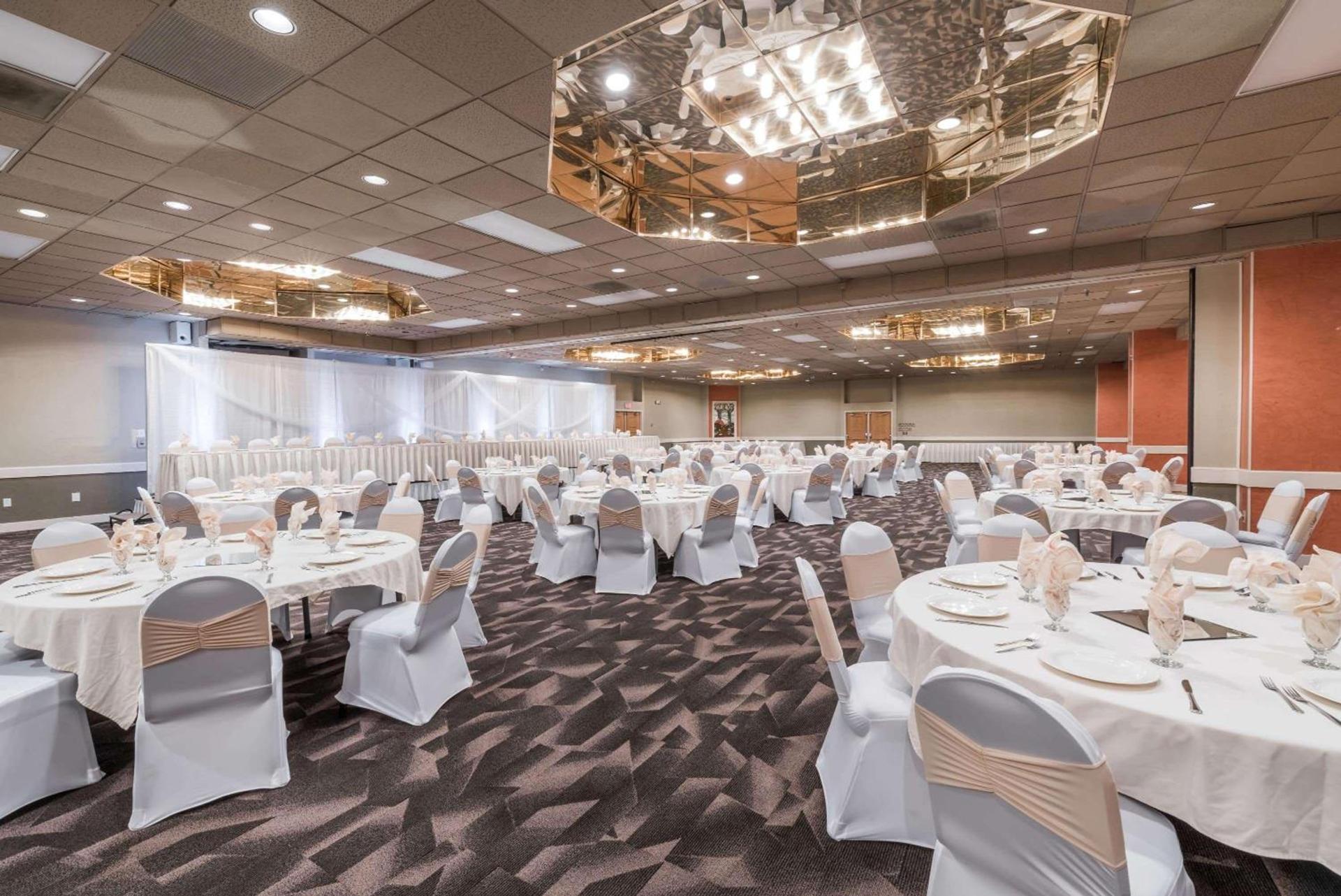 Ramada by Wyndham Fargo photo 21