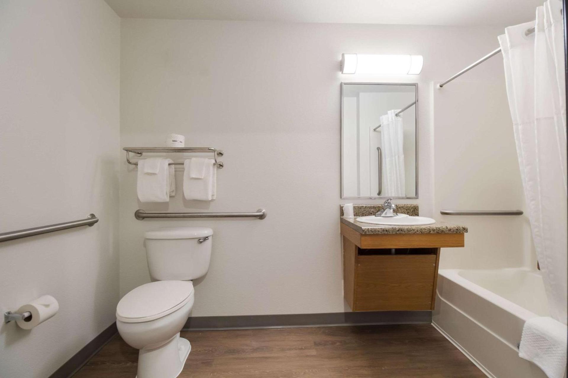 WoodSpring Suites Houston I-45 Airtex photo 14