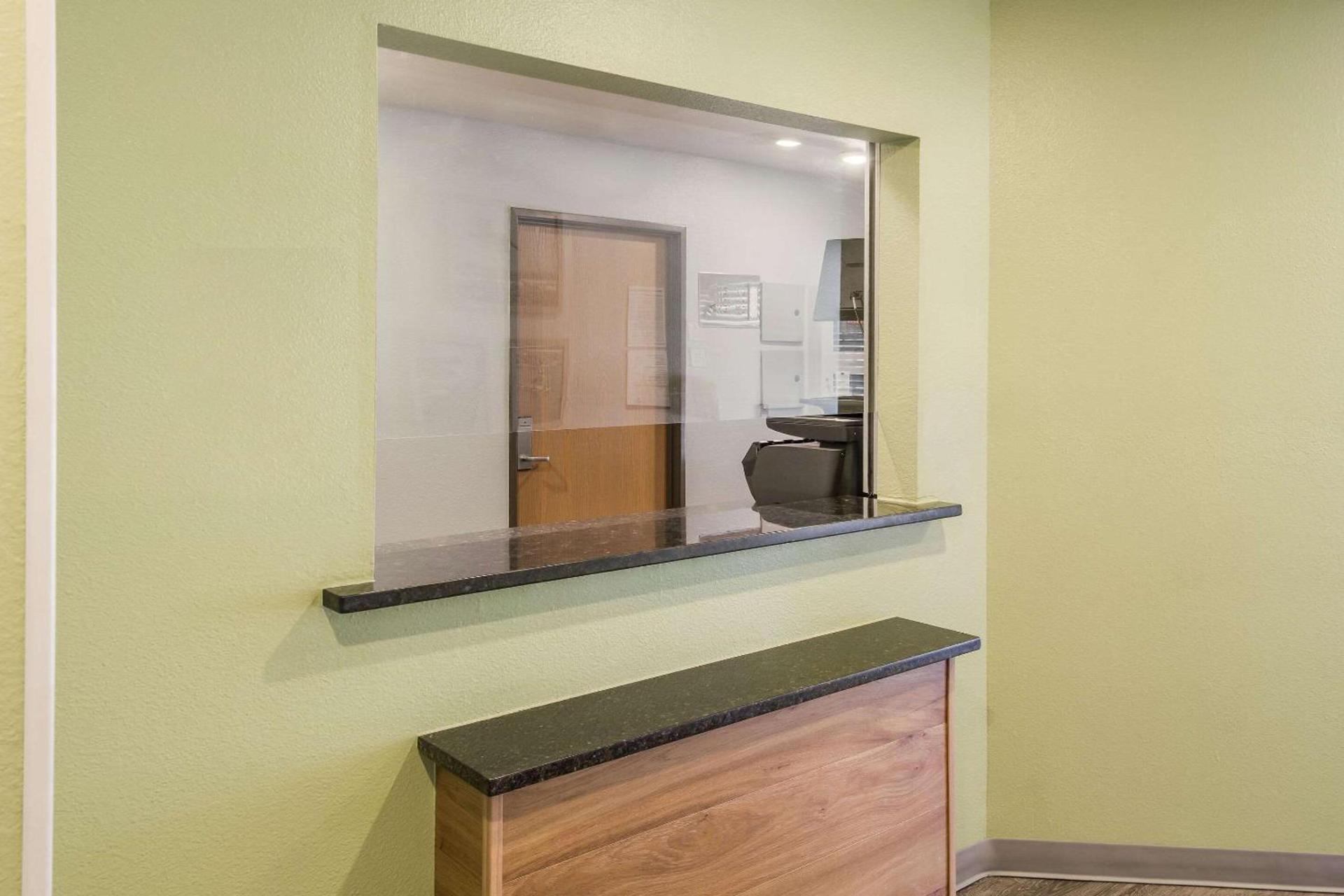 WoodSpring Suites Houston La Porte photo 8