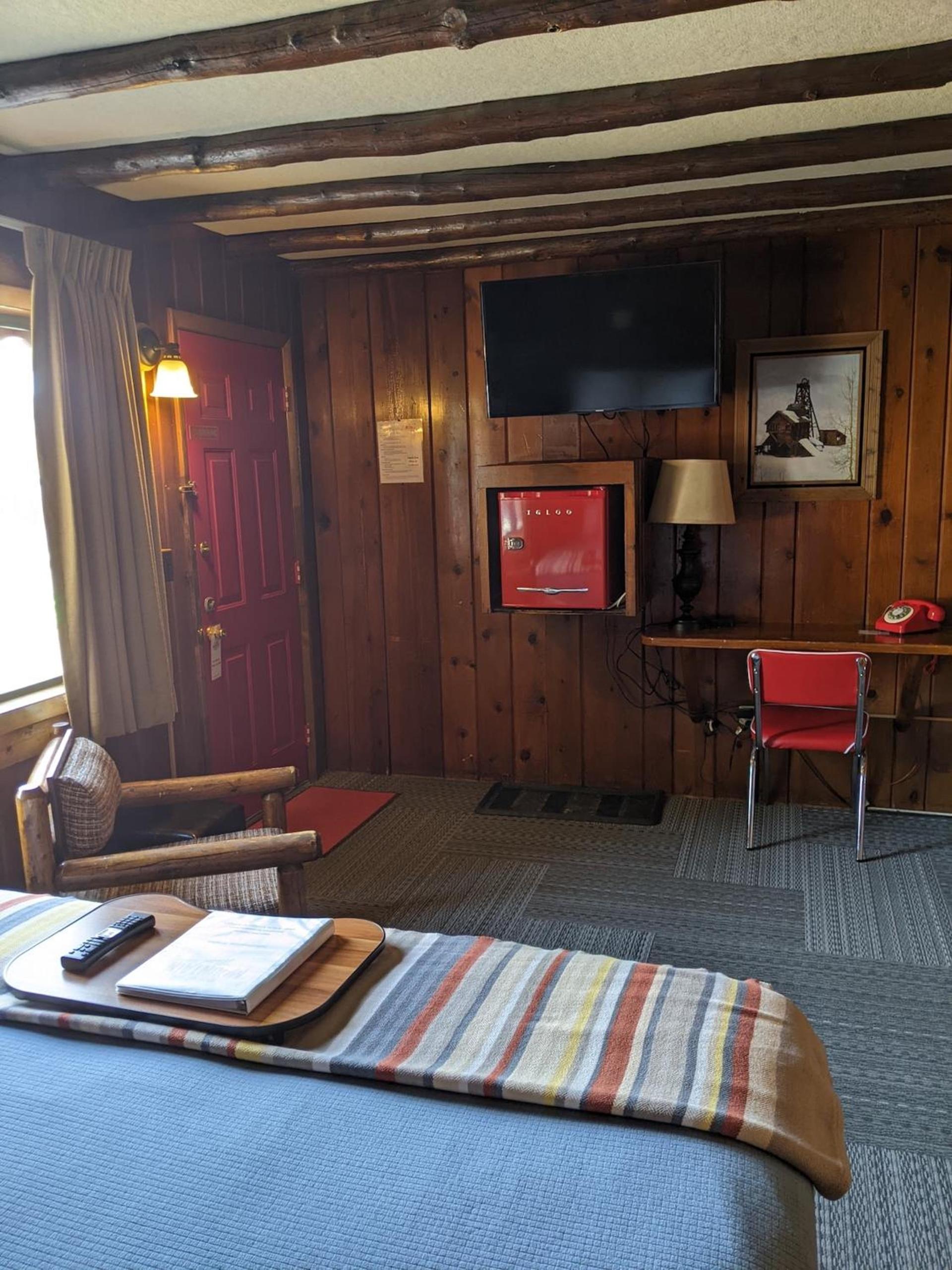 Foot of the Mountain Motel photo 33