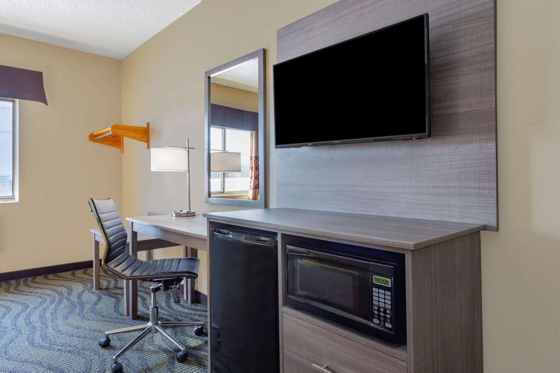 Super 8 by Wyndham Kokomo photo 10