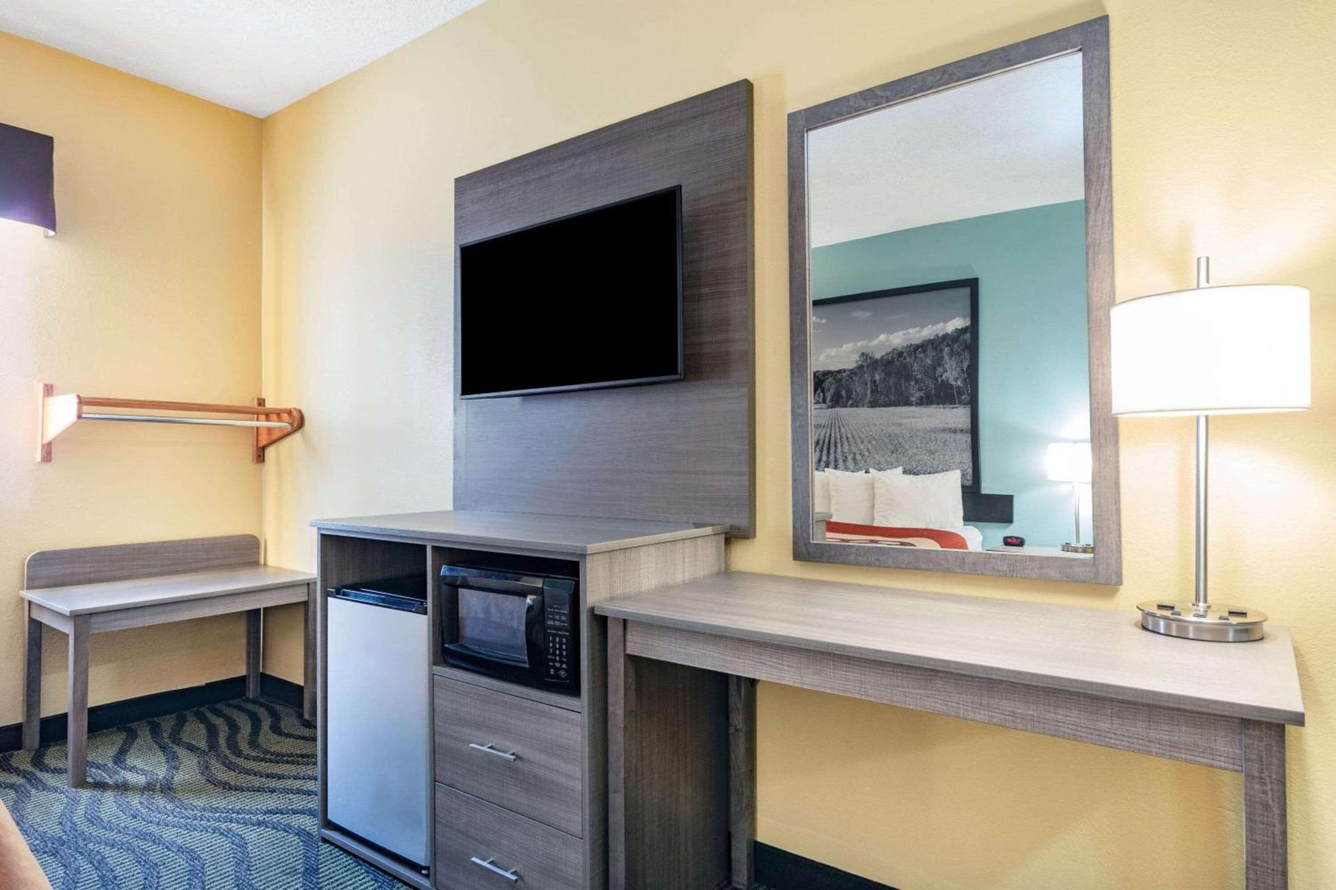 Super 8 by Wyndham Kokomo photo 16