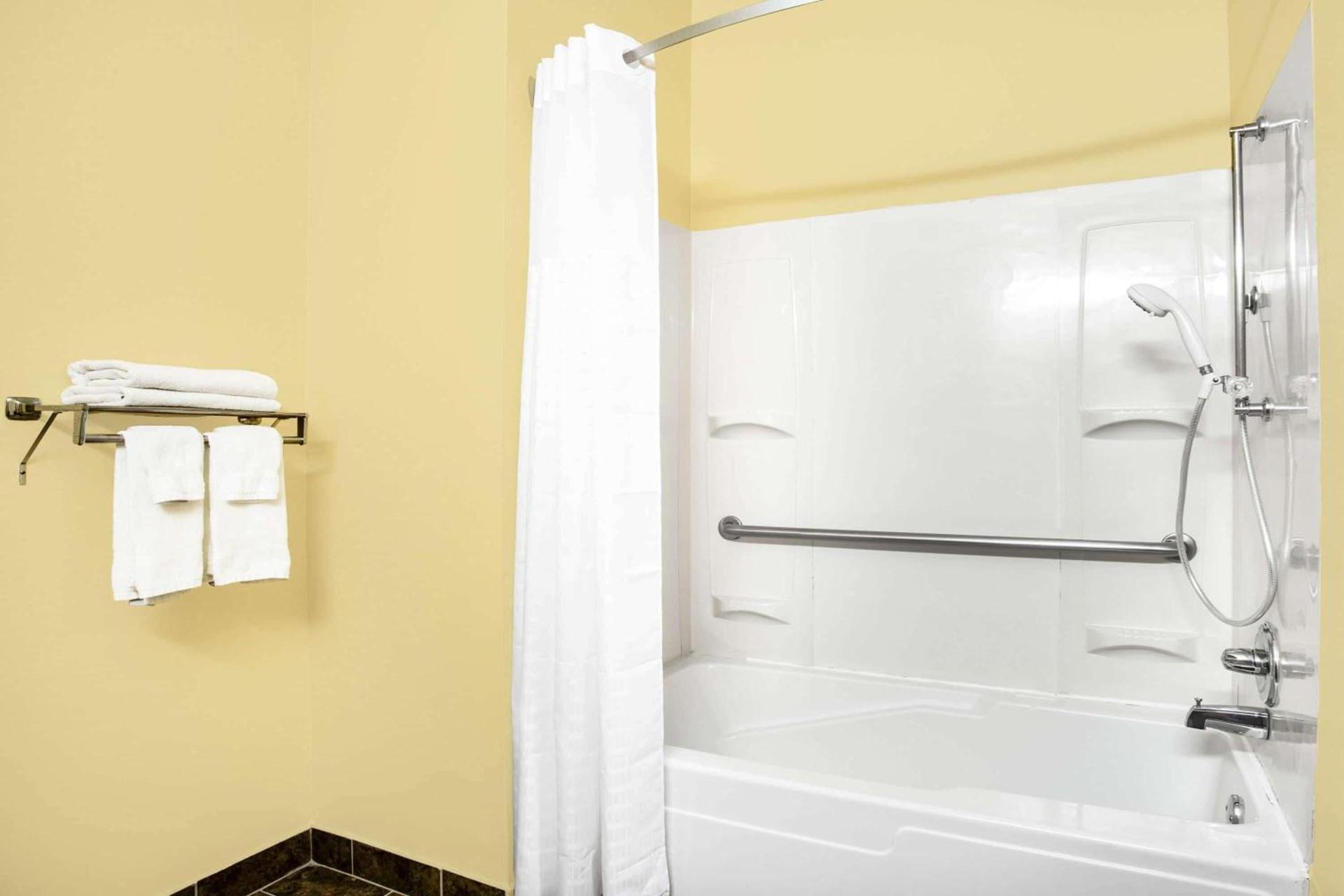 Super 8 by Wyndham Kokomo photo 17