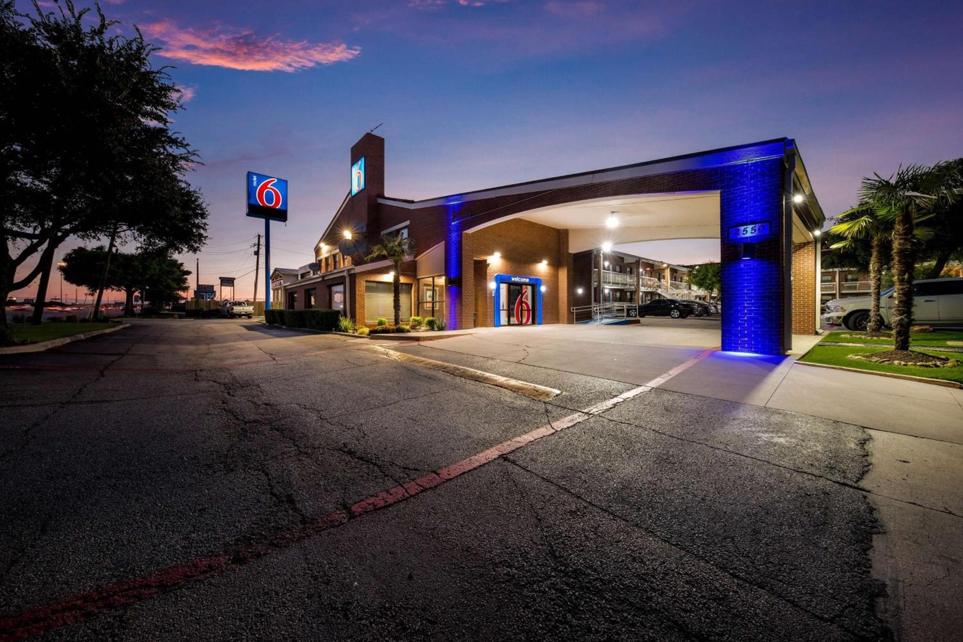 Motel 6-Plano, TX - Plano Northeast photo 2