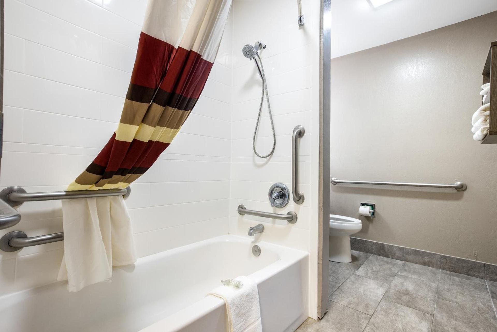 Red Roof Inn PLUS+ & Suites Savannah – I-95 photo 3