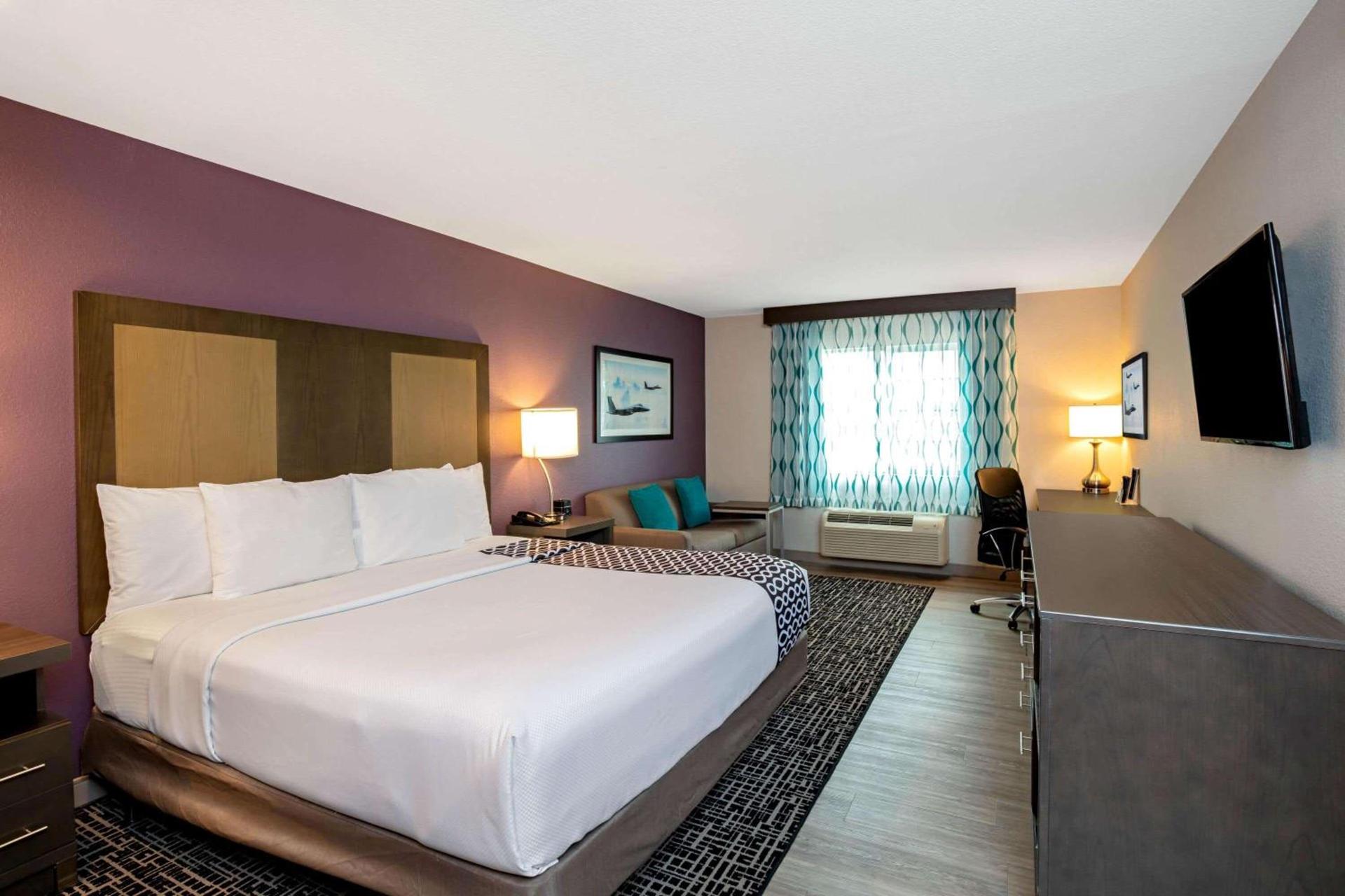 La Quinta Inn & Suites by Wyndham Las Vegas Nellis photo 14