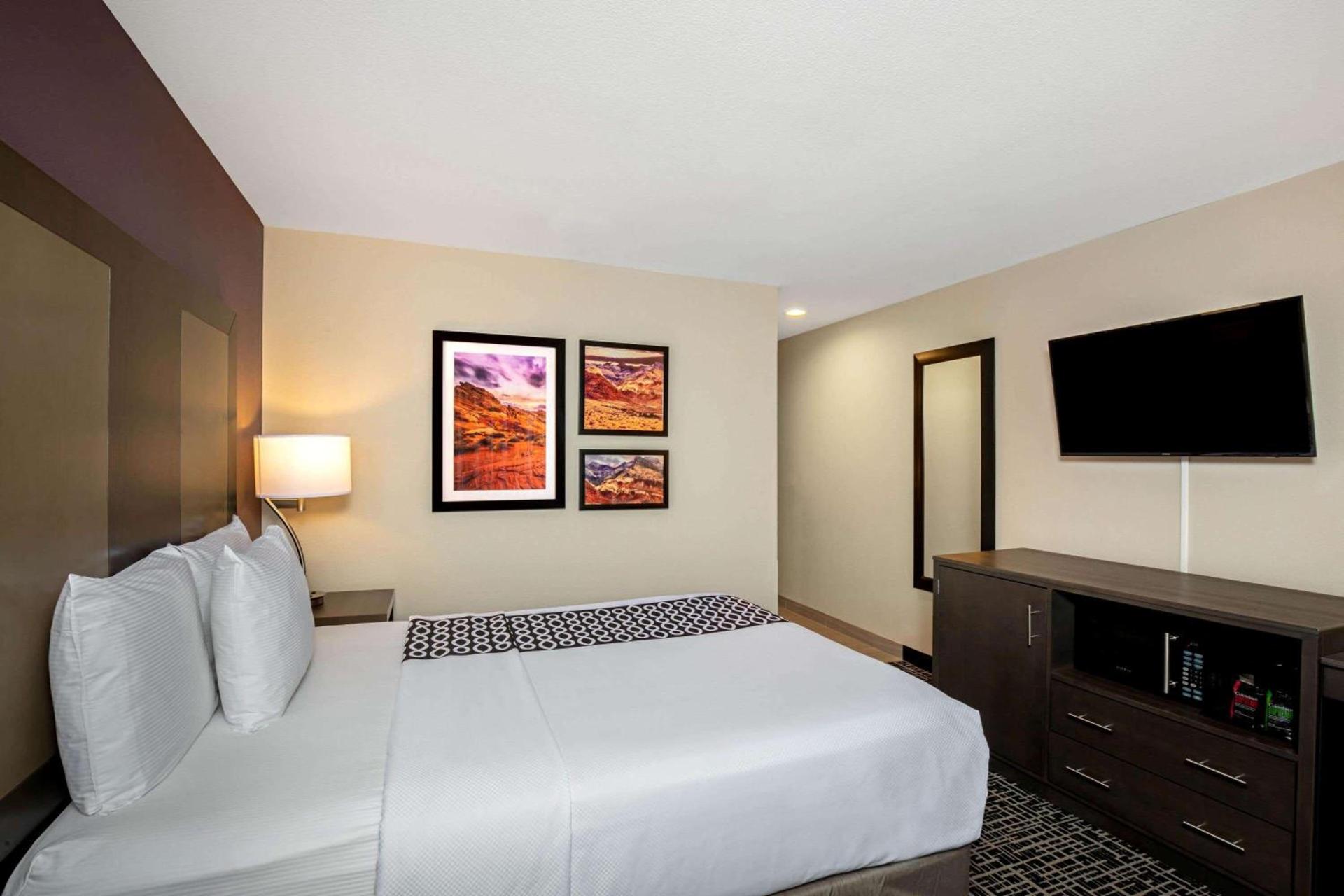 La Quinta Inn & Suites by Wyndham Las Vegas Nellis photo 8