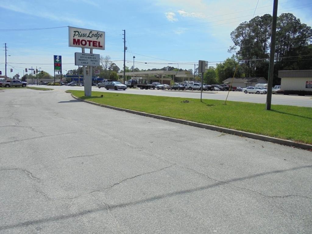 Pinelodge Motel photo 29