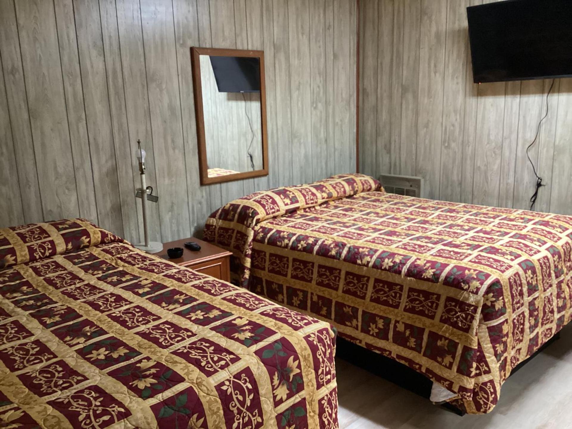 Pinelodge Motel photo 27
