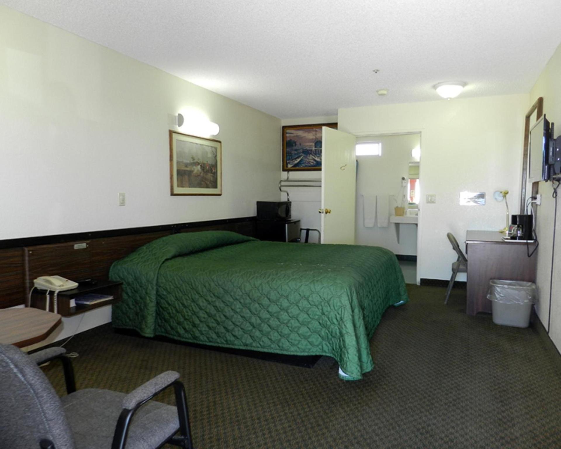 High Desert Motel Joshua Tree National Park photo 16