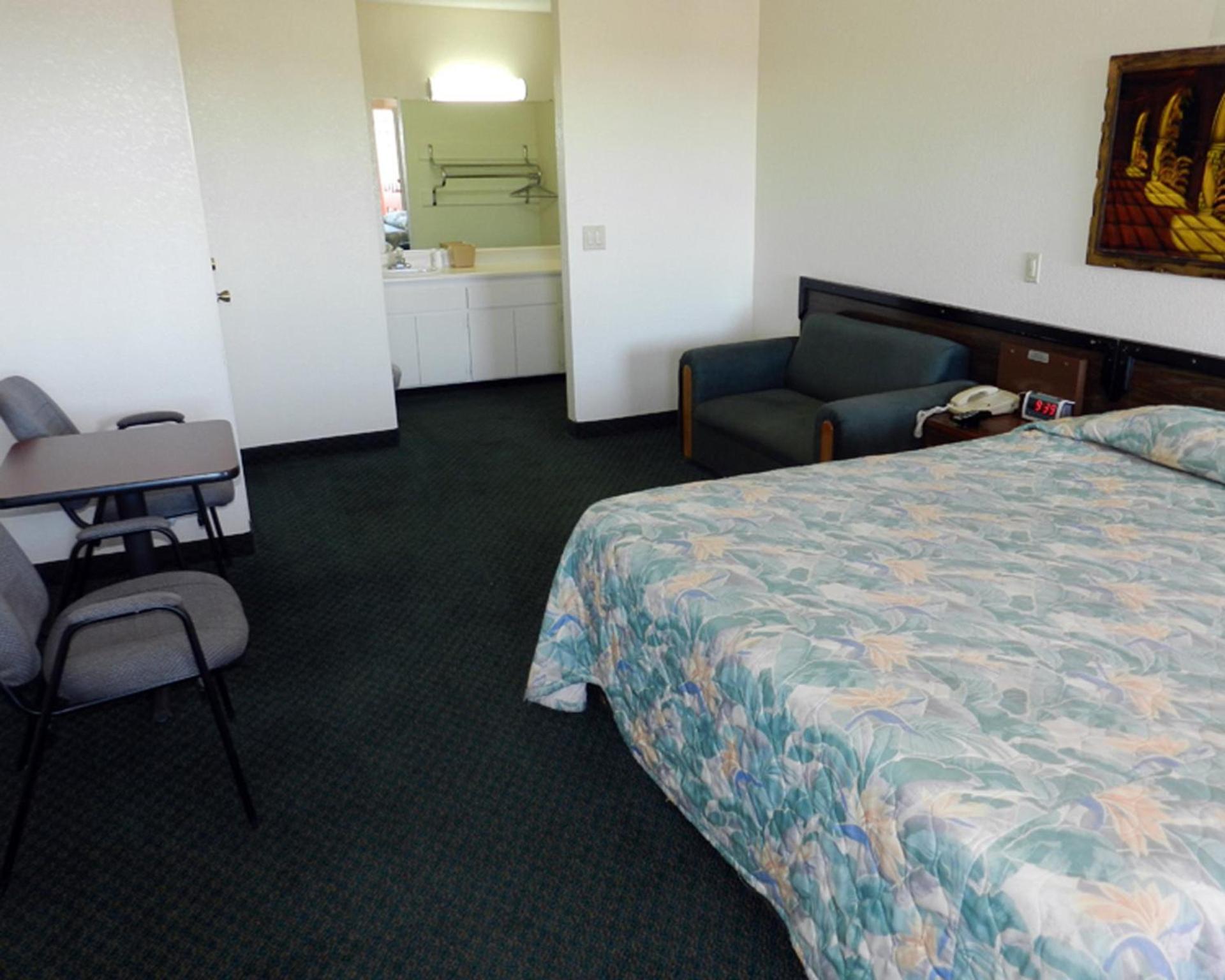 High Desert Motel Joshua Tree National Park photo 17