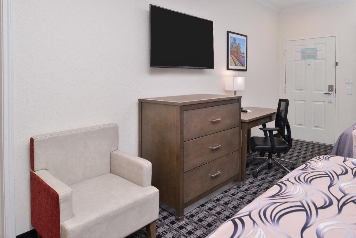 Crystal Inn & Suites IAH Humble photo 5