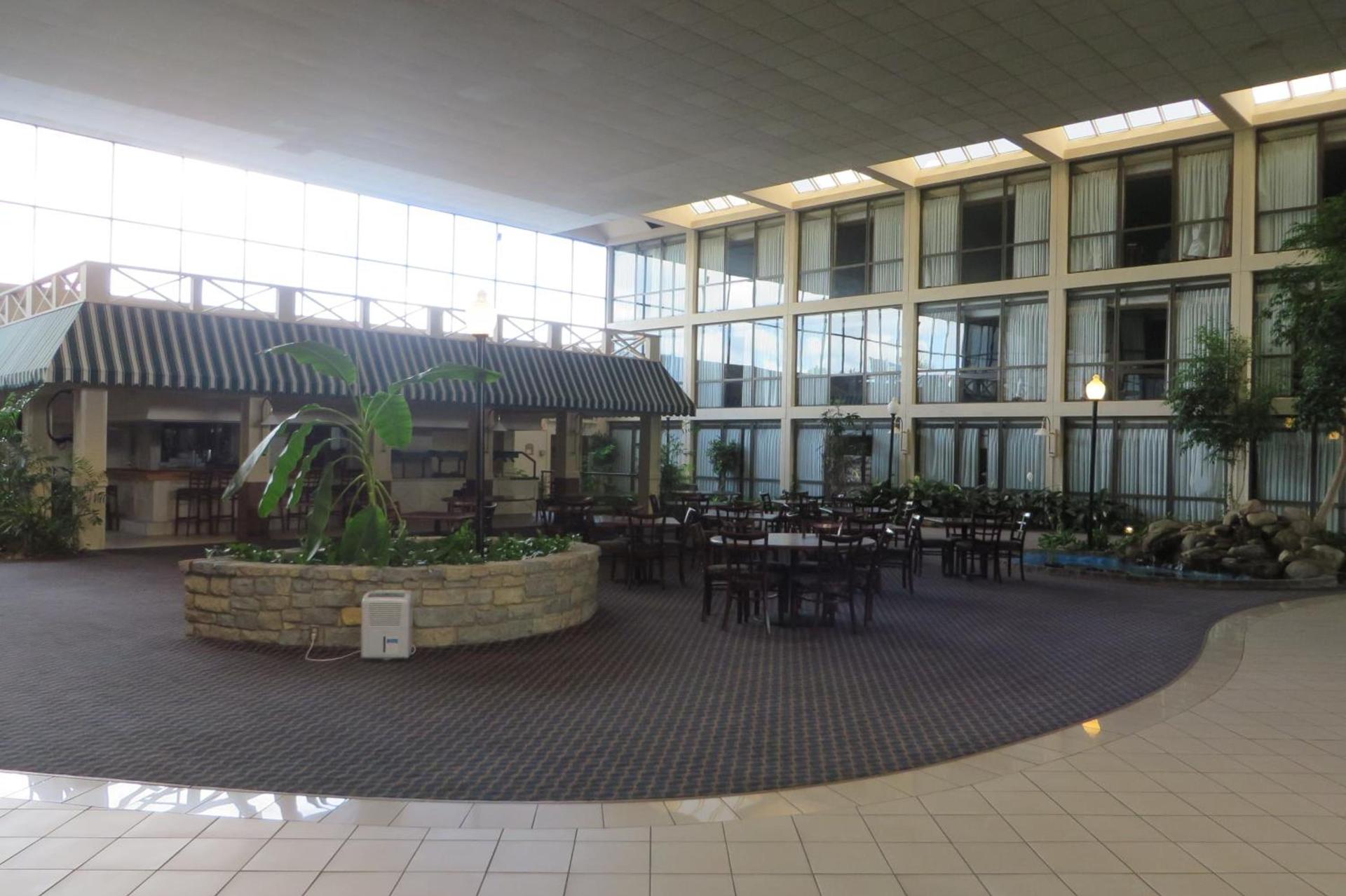 Days Inn by Wyndham Columbus Airport photo 28