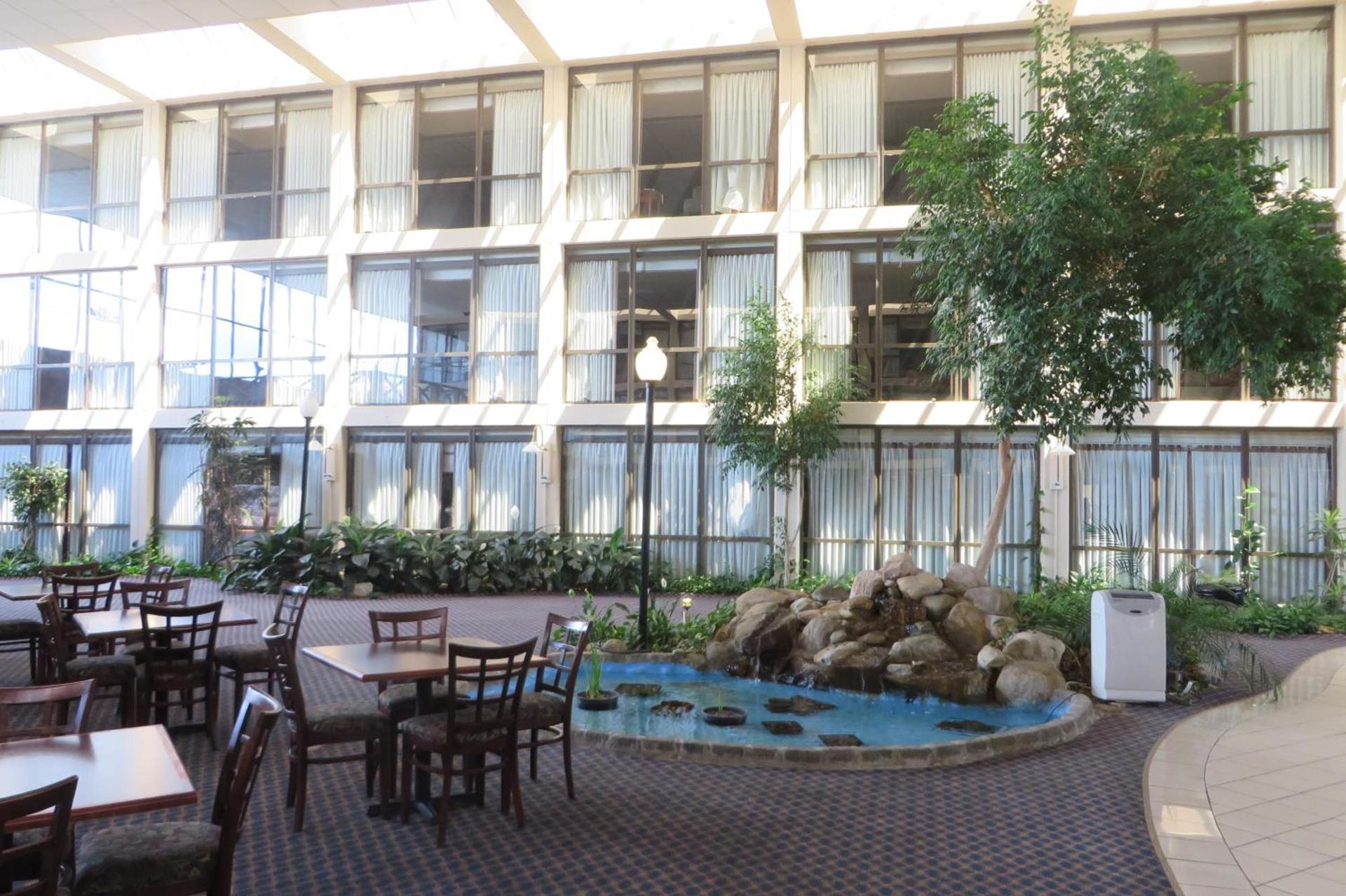 Days Inn by Wyndham Columbus Airport photo 32