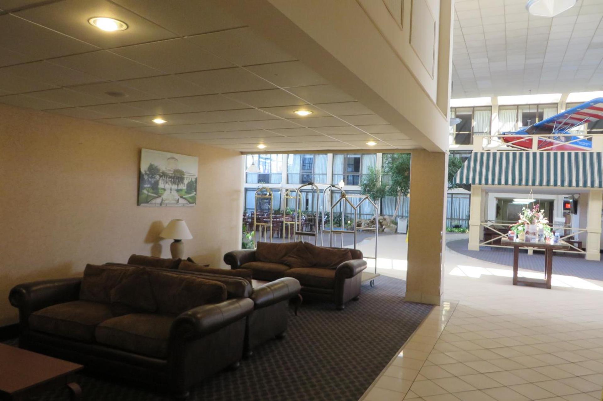 Days Inn by Wyndham Columbus Airport photo 19