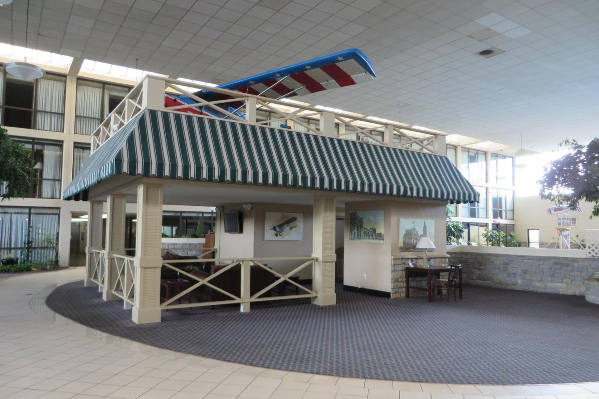 Days Inn by Wyndham Columbus Airport photo 34
