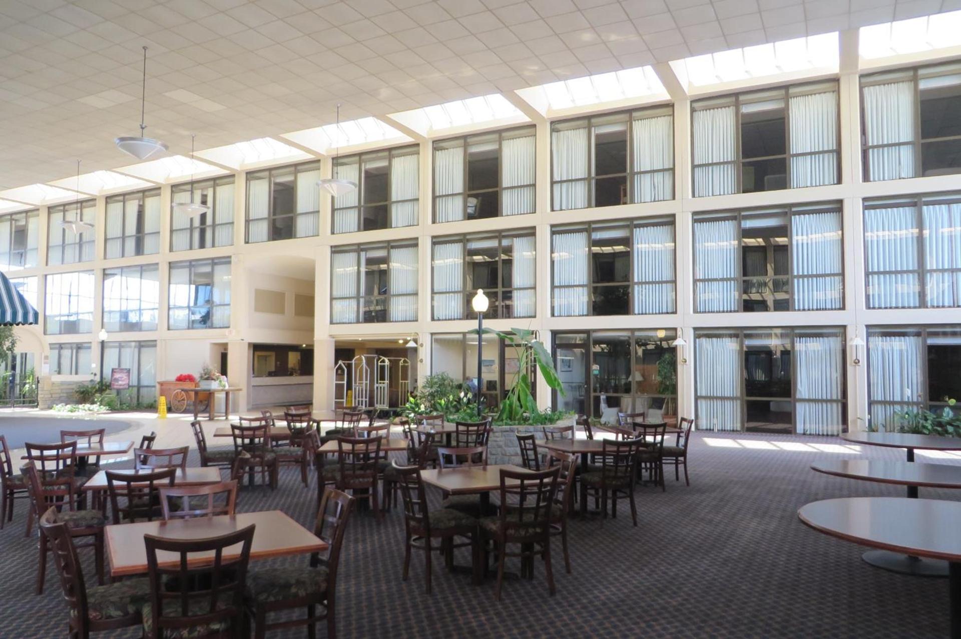 Days Inn by Wyndham Columbus Airport photo 31