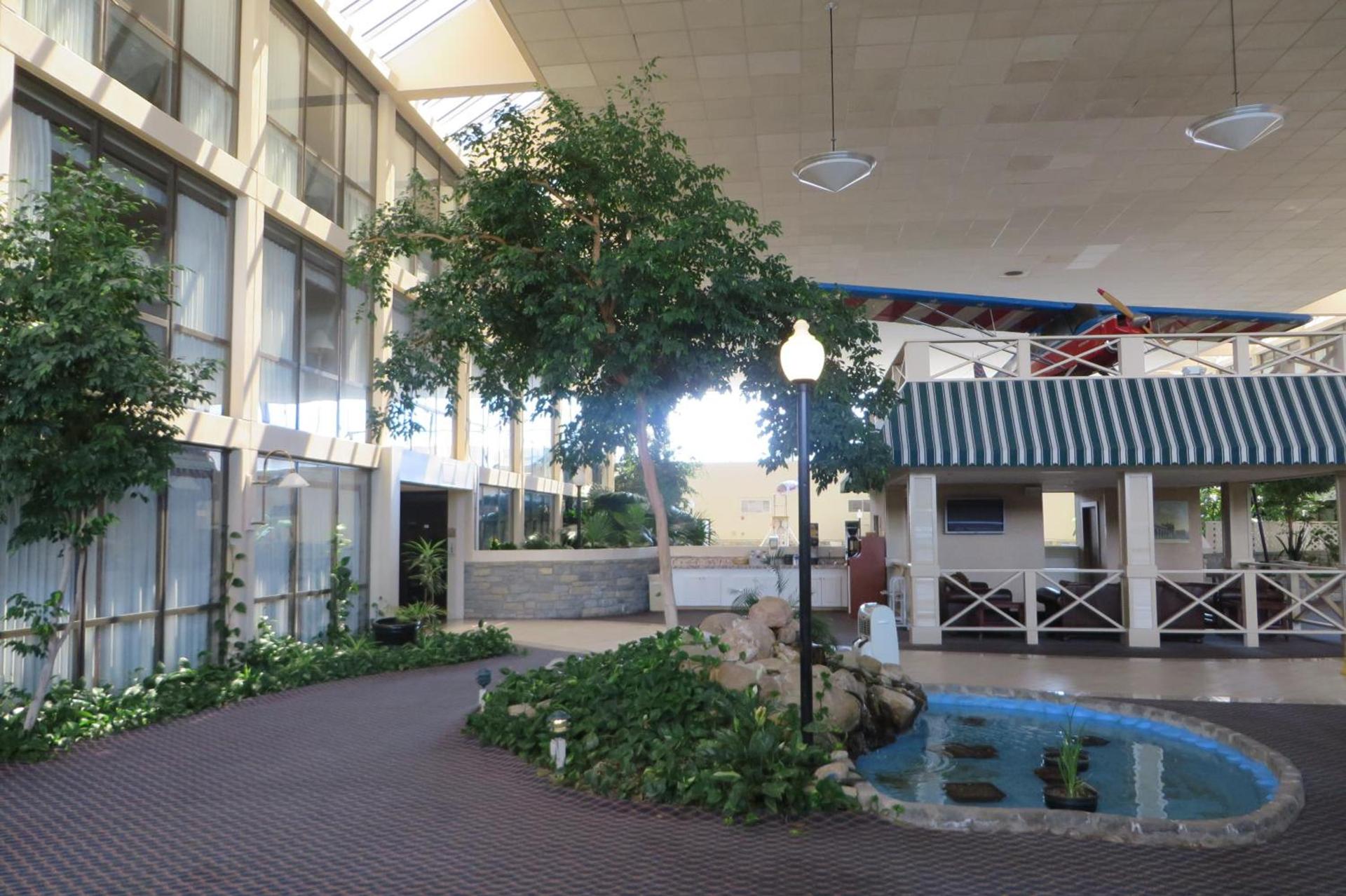 Days Inn by Wyndham Columbus Airport photo 35