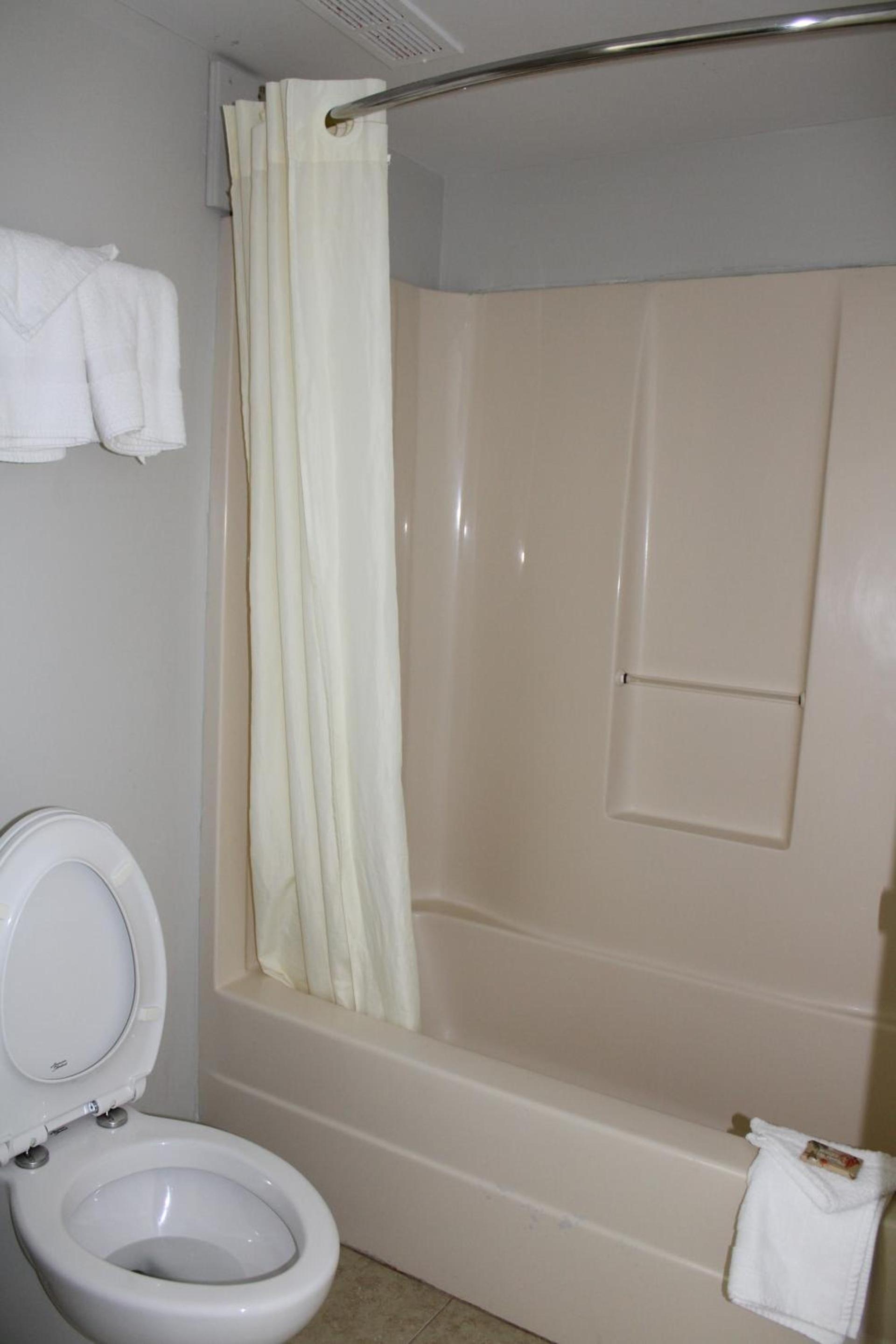 Savannah Inn - Savannah I-95 North photo 13