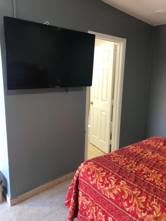 The Fly Inn Motel photo 9