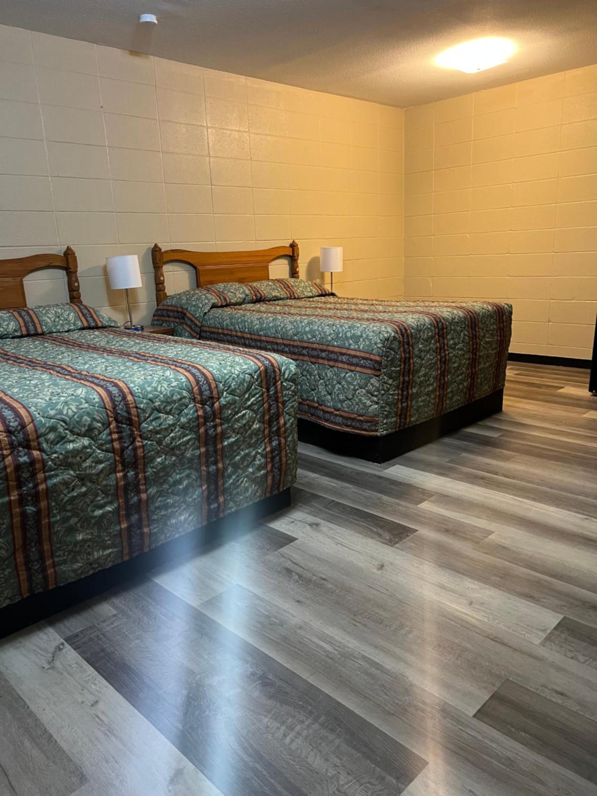 Driftwood Inn and Lodge by the lake photo 32