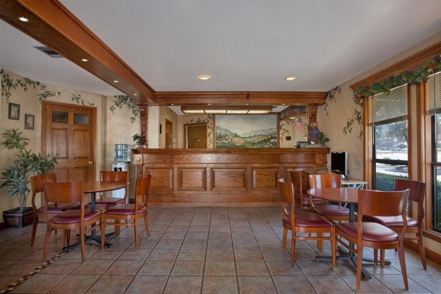 Red Lion Inn & Suites Lemoore photo 15