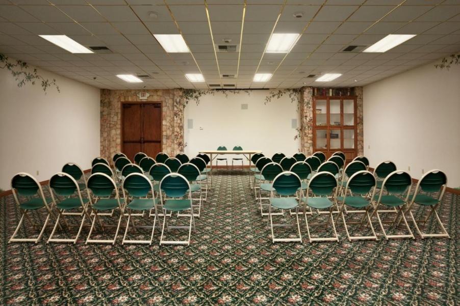 Red Lion Inn & Suites Lemoore photo 18
