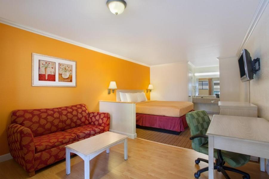 Red Lion Inn & Suites Lemoore photo 19