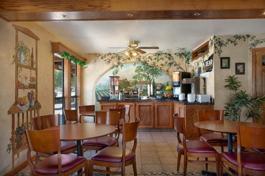 Red Lion Inn & Suites Lemoore photo 20