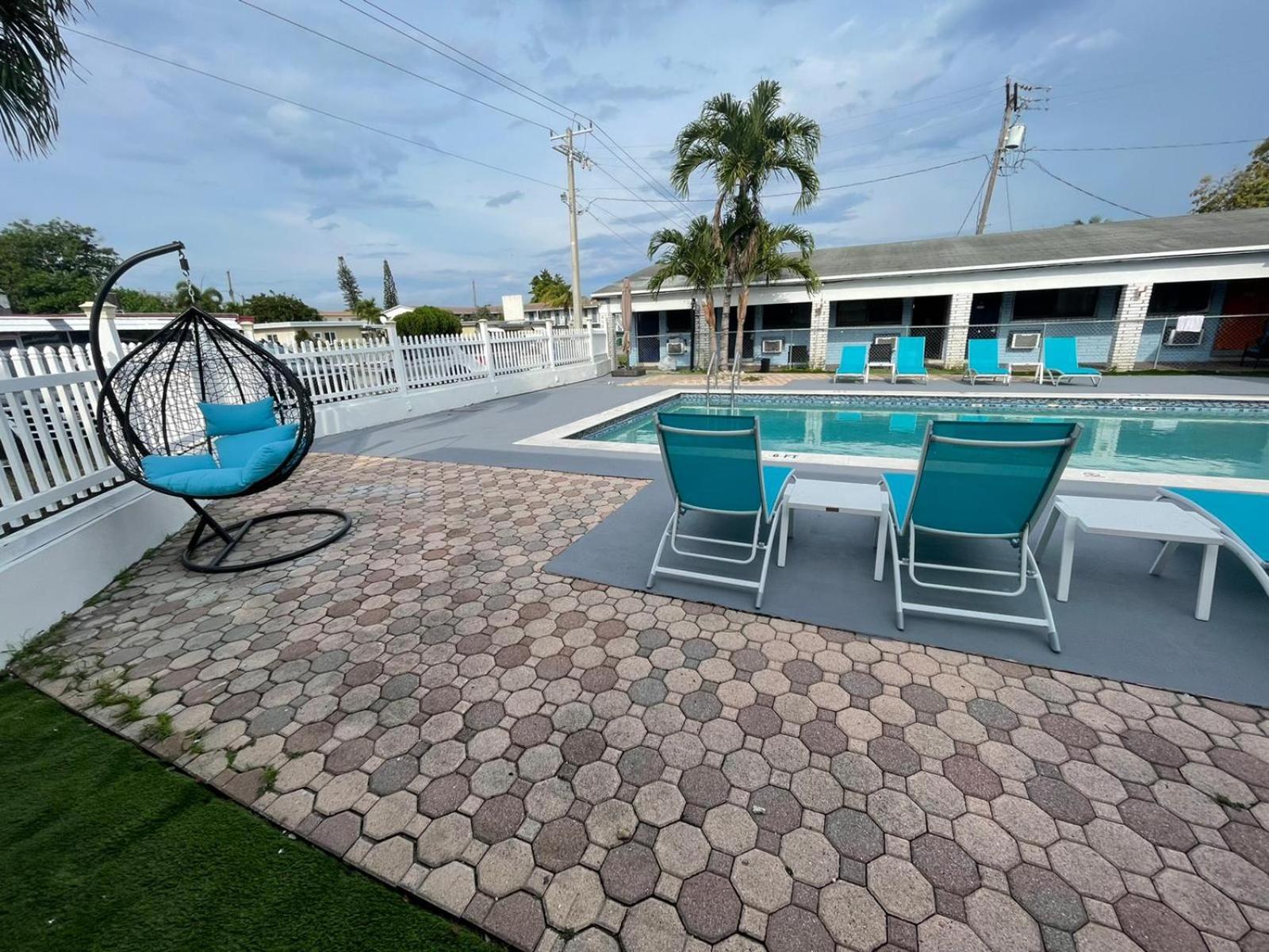 Hollywood Gardens Inn & Suites photo 1
