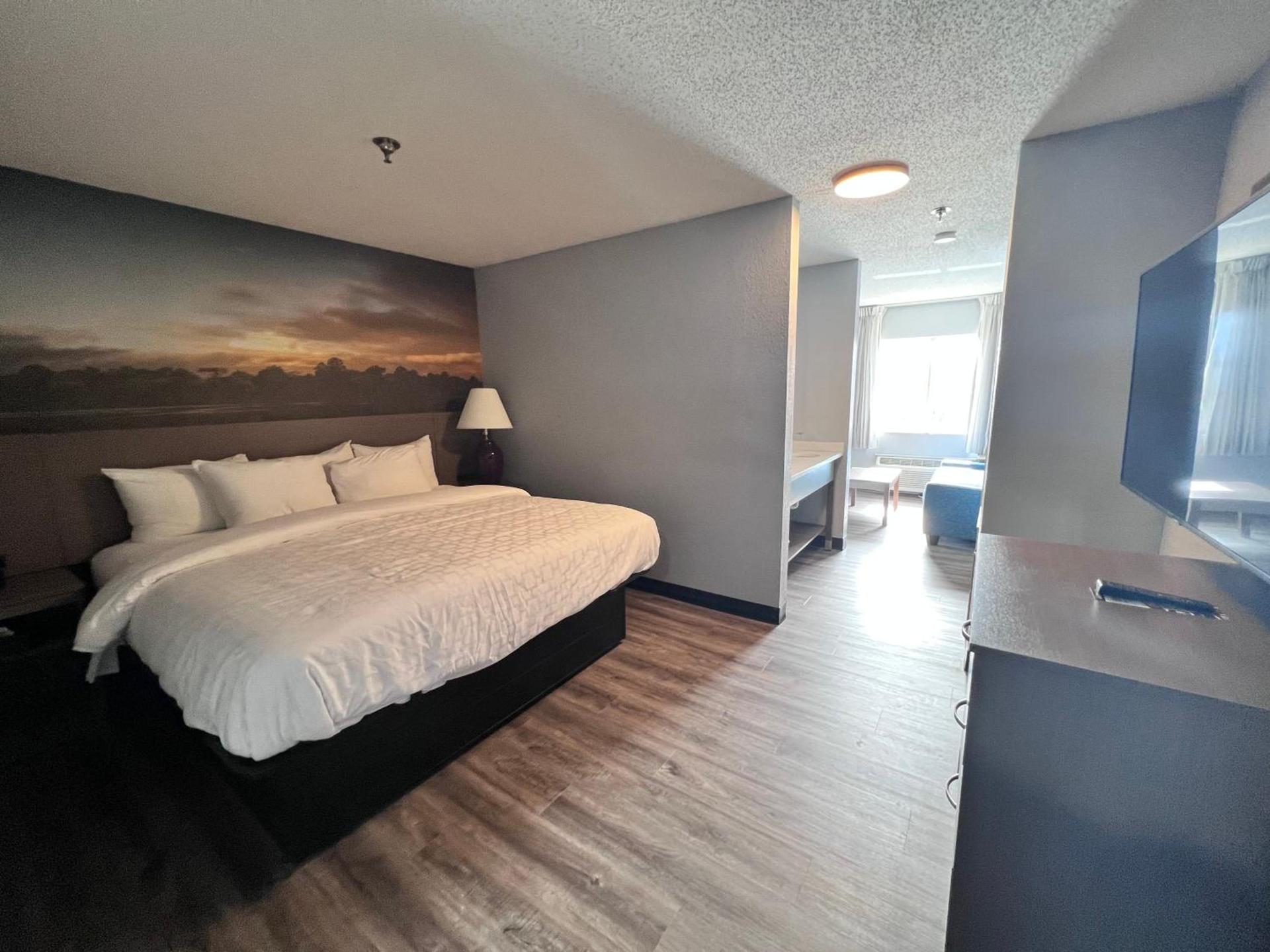 Clarion Pointe on the lake Clarksville-South Hill West photo 60