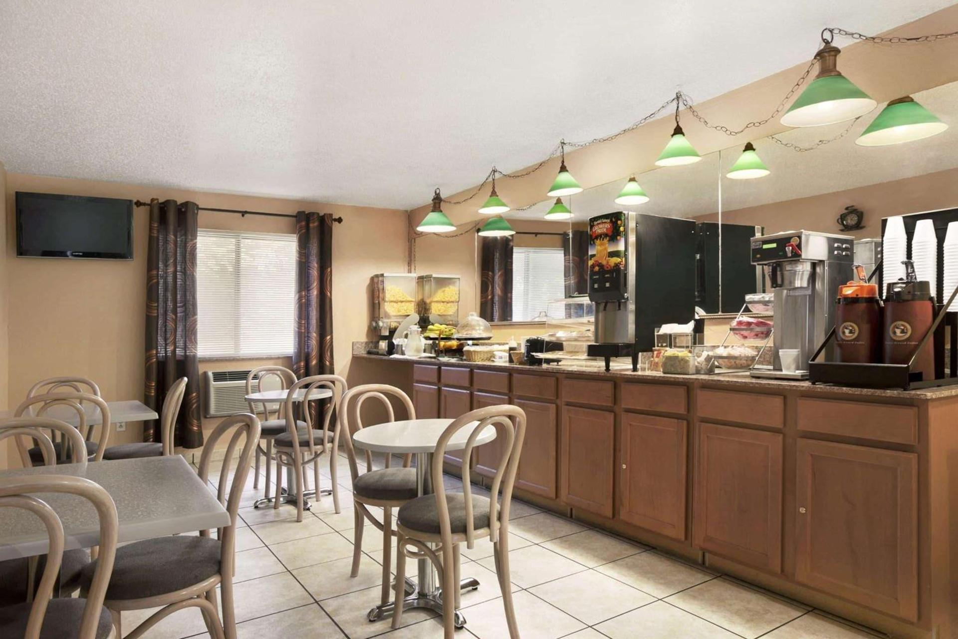 Travelodge by Wyndham Muskegon photo 6