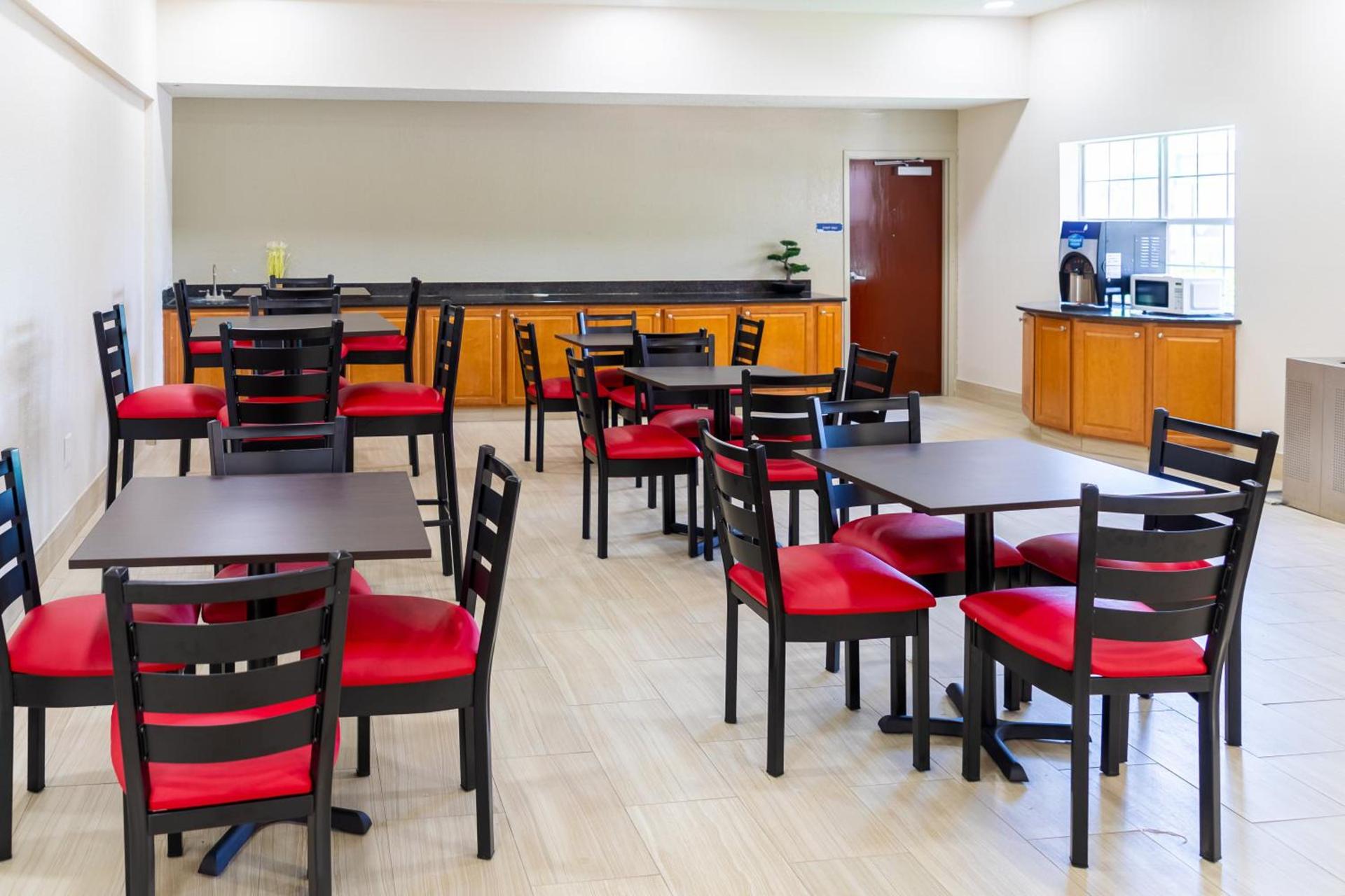 Red Roof Inn PLUS+ & Suites Savannah – I-95 photo 14