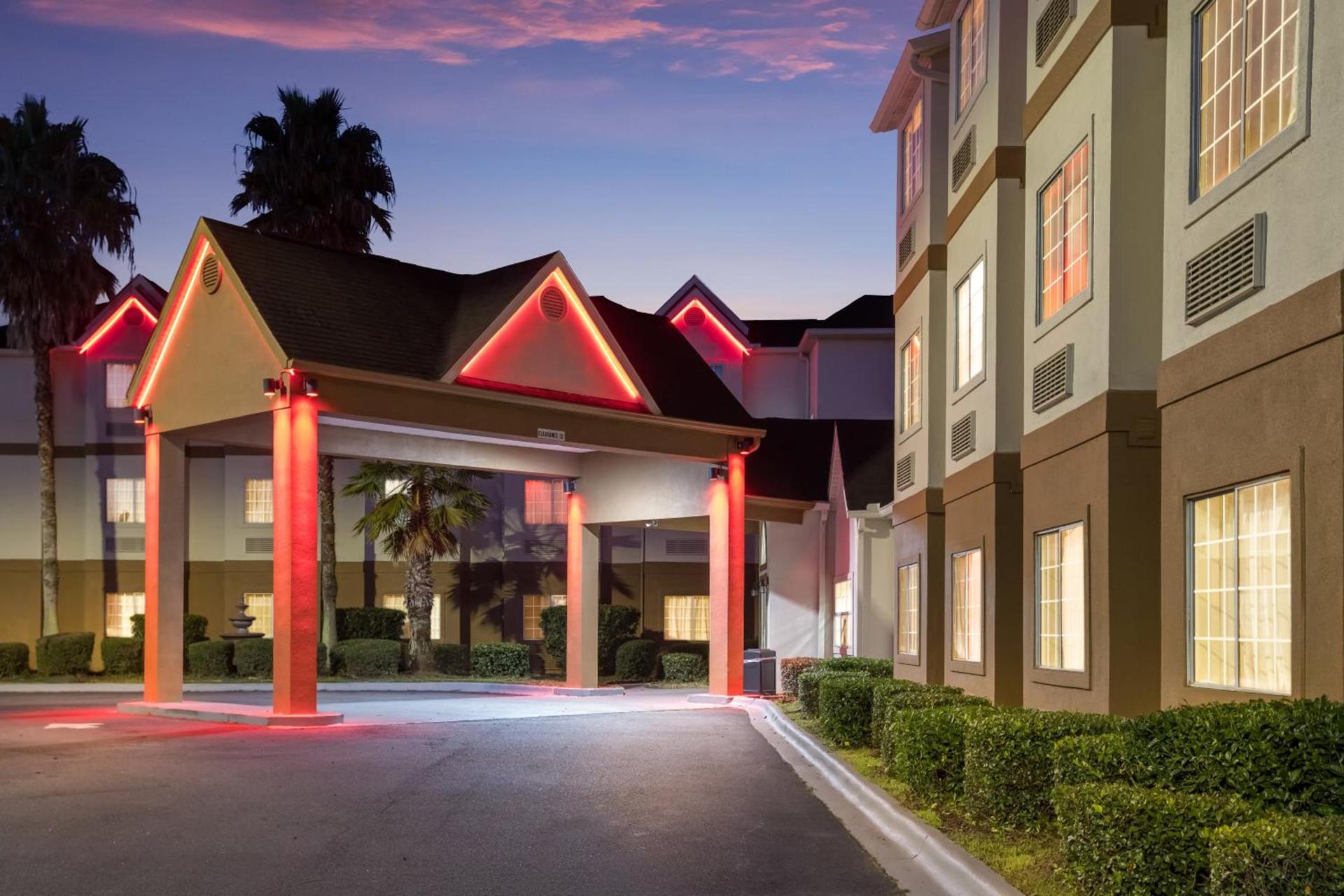 Red Roof Inn PLUS+ & Suites Savannah – I-95 photo 9