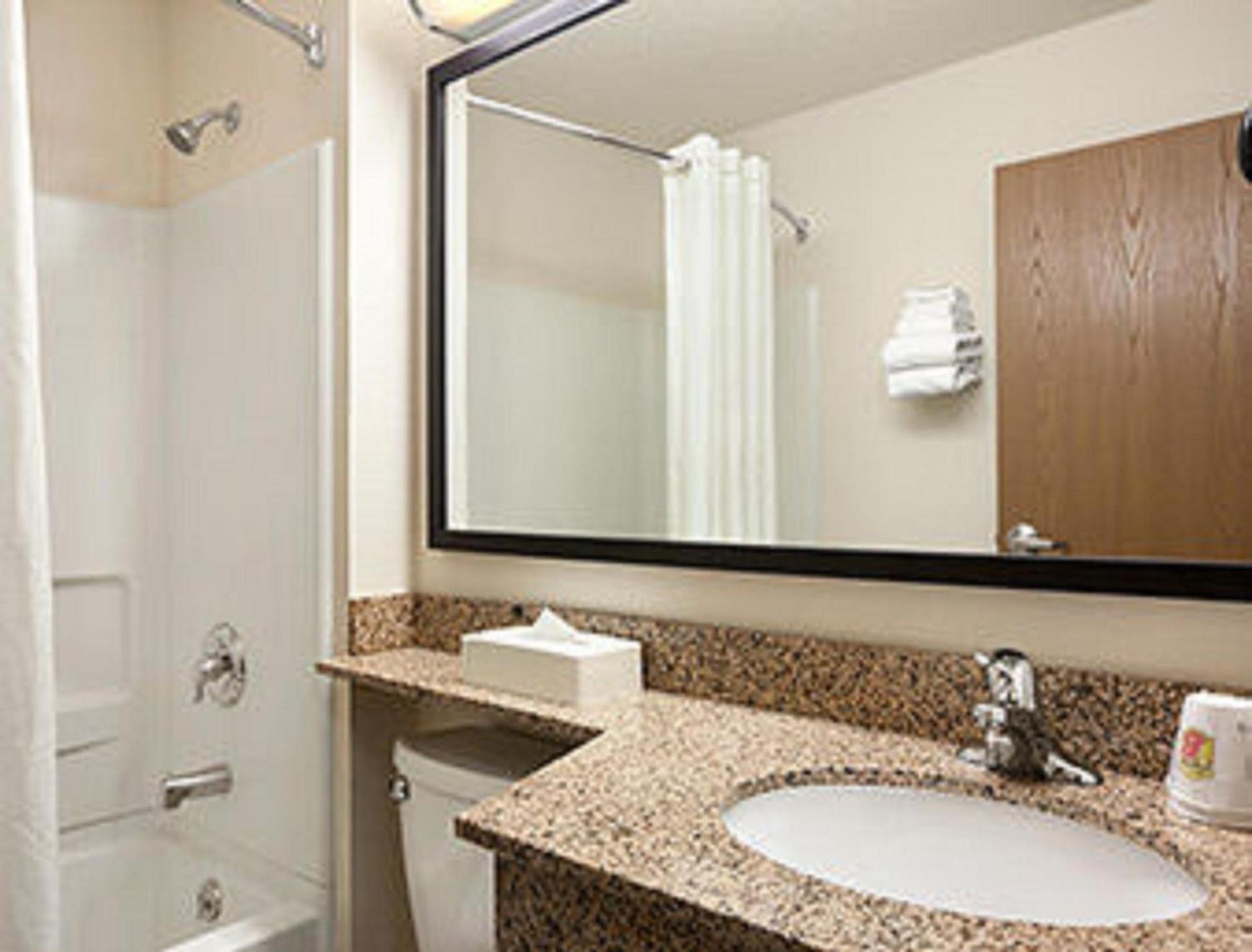 Super 8 by Wyndham Clearfield photo 74