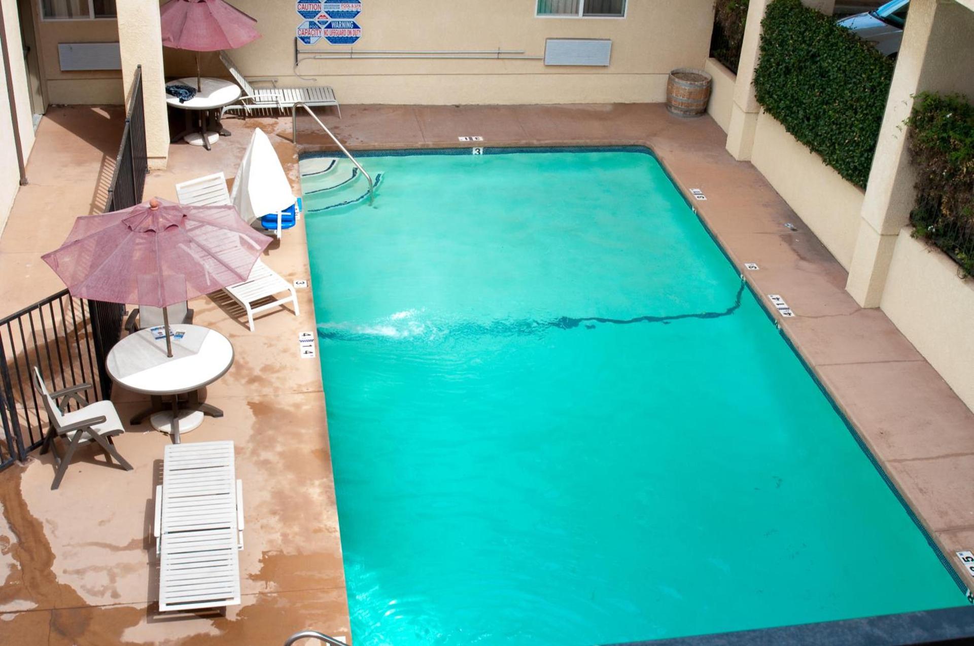Lamplighter Inn & Suites photo 3