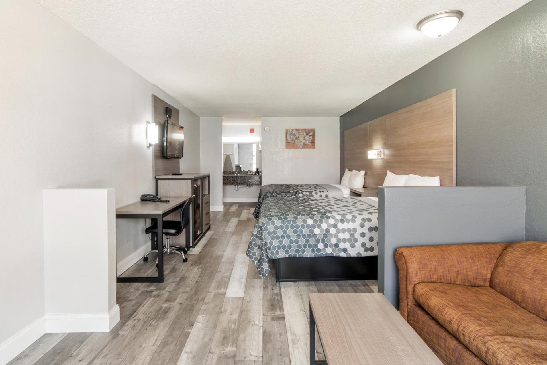 Econo Lodge Inn & Suites Near Bricktown photo 46
