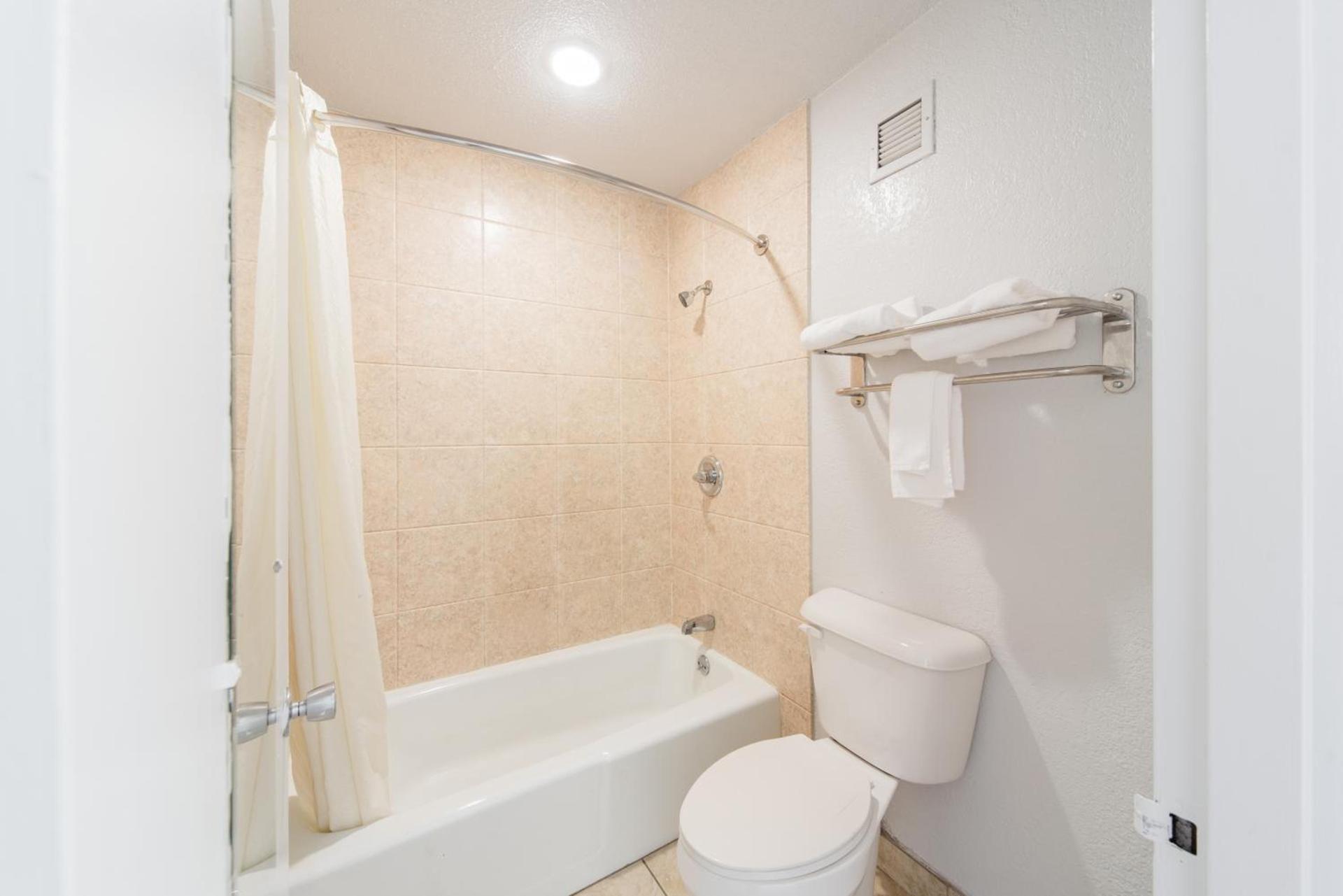 Econo Lodge Inn & Suites Near Bricktown photo 34
