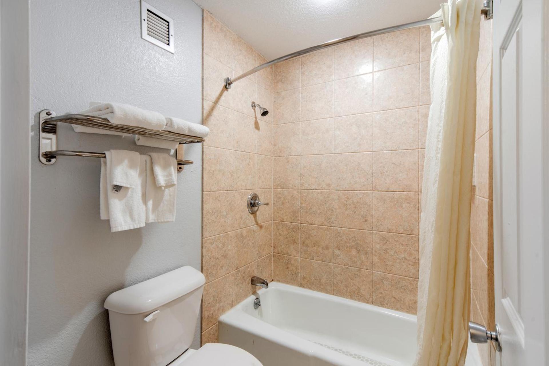 Econo Lodge Inn & Suites Near Bricktown photo 47