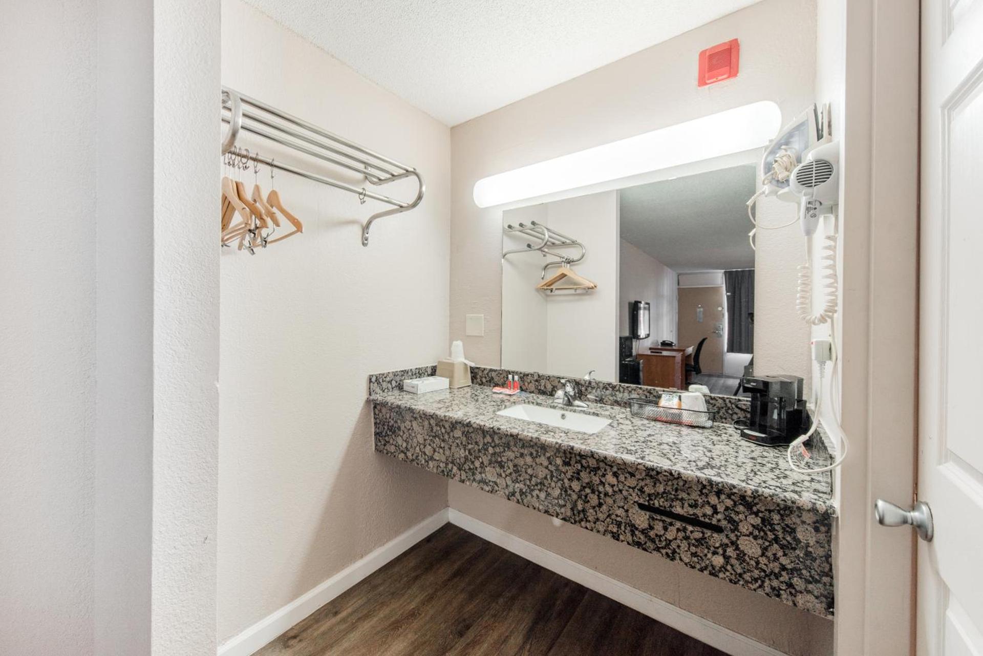 Econo Lodge Inn & Suites Near Bricktown photo 61