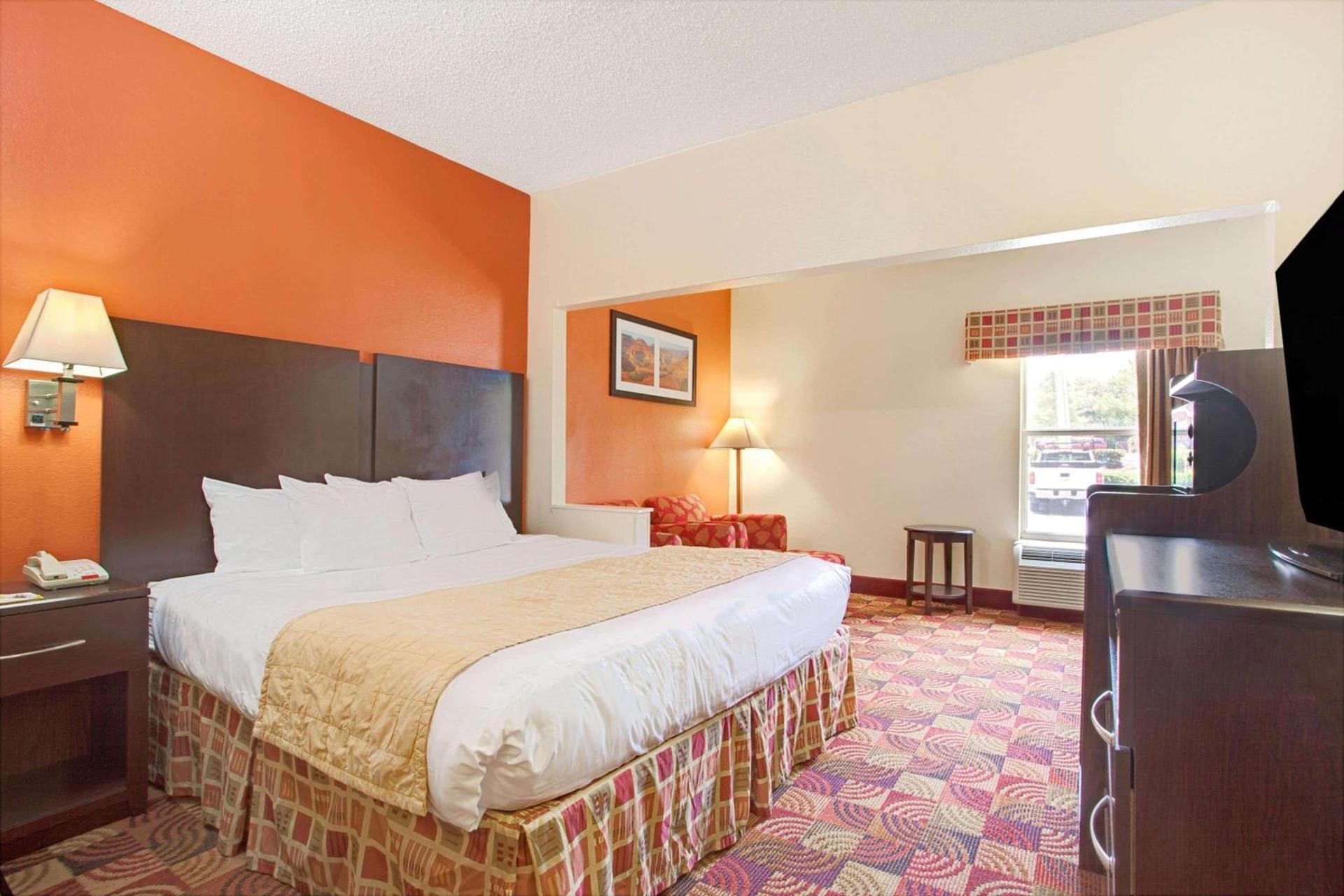 Days Inn & Suites by Wyndham Ridgeland photo 4