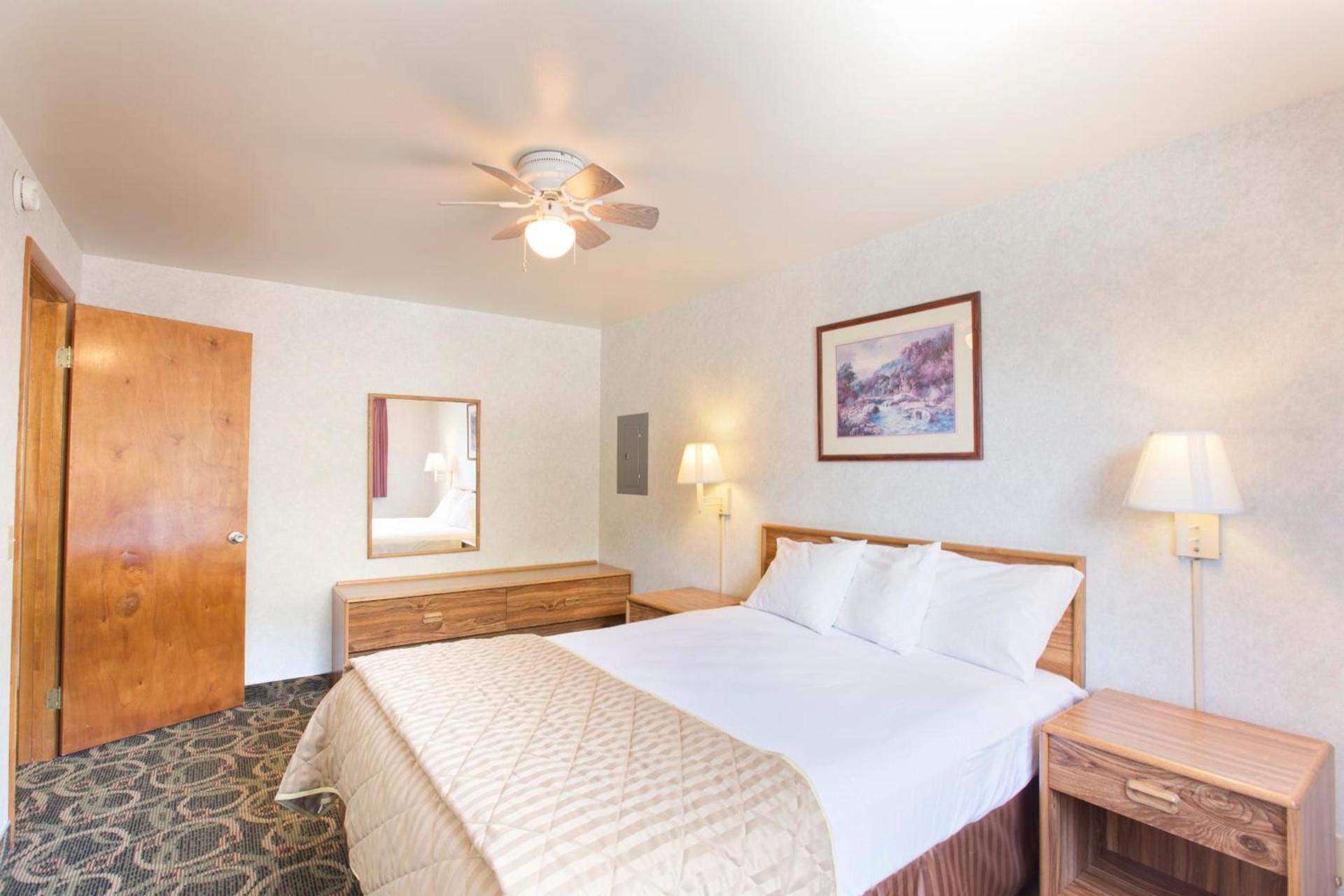 Glenwood Springs Cedar Lodge photo 6